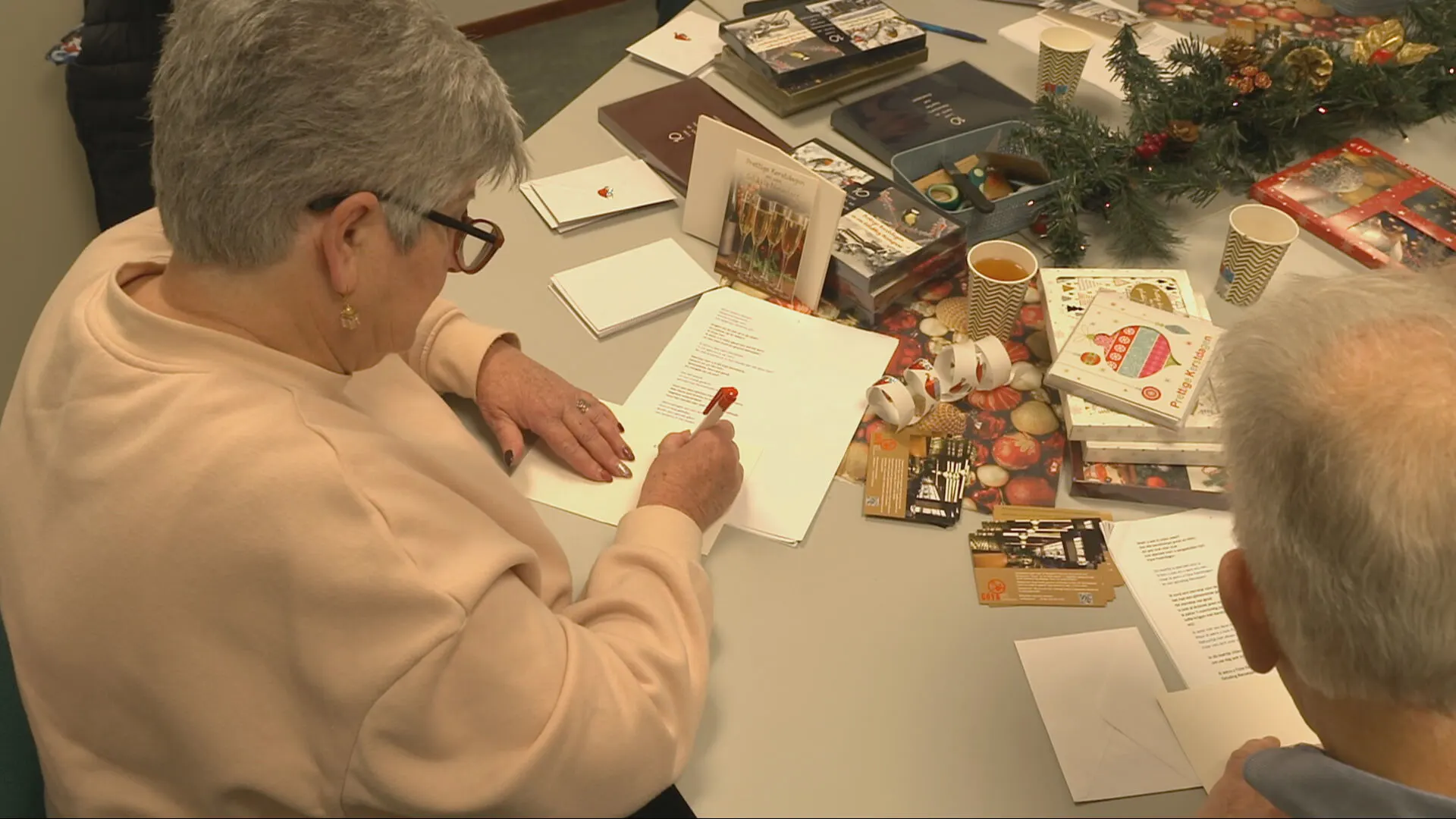 Vrijwilligers schrijven 25.000 kerstkaarten voor eenzame ouderen