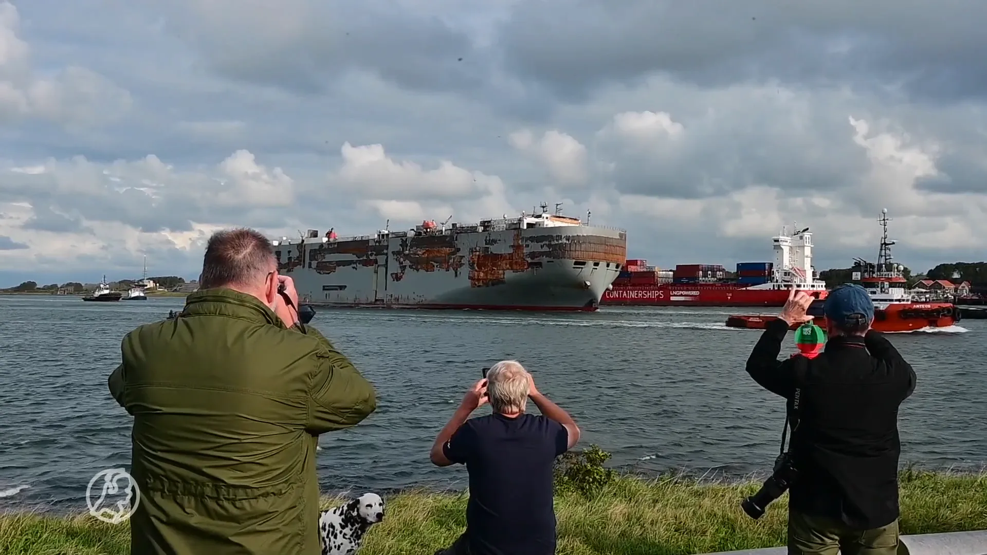 Uitgebrand vrachtschip Fremantle Highway aangekomen in haven van Rotterdam
