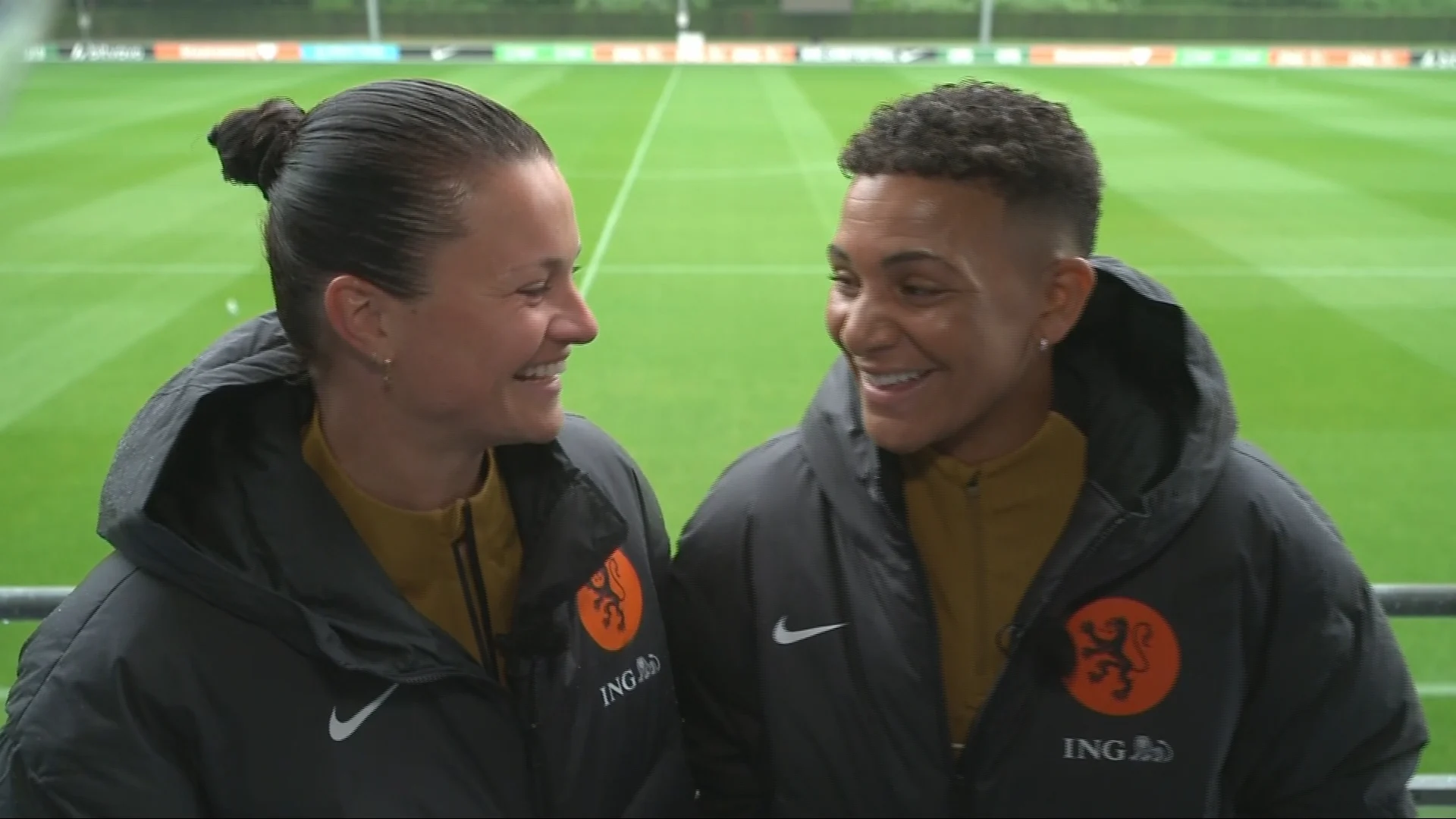 Plassen met de deur open? Zo close zijn deze Oranje Leeuwinnen