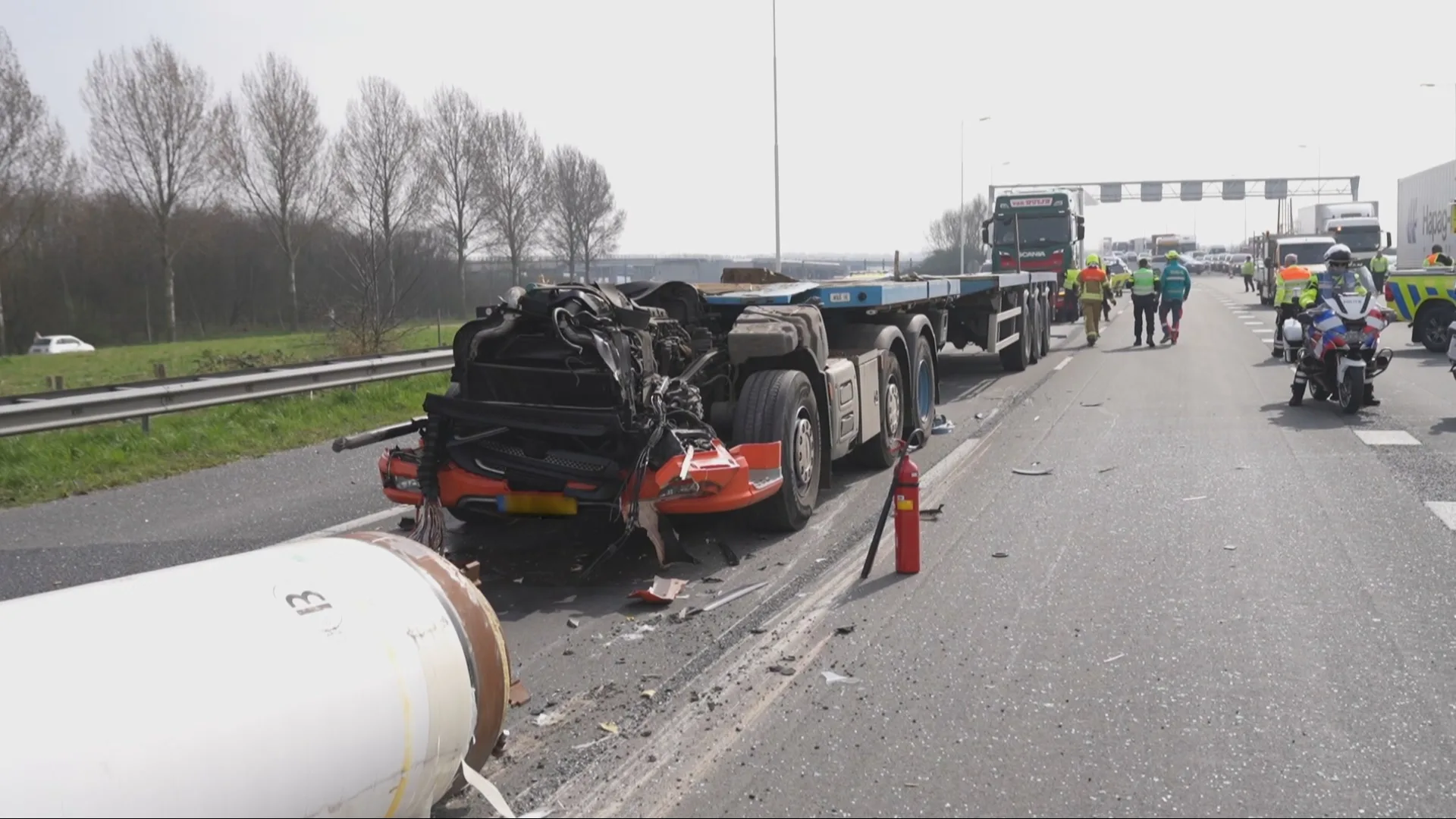 Vrachtwagenchauffeur overleden na beknelling op A4, weg nog uren dicht