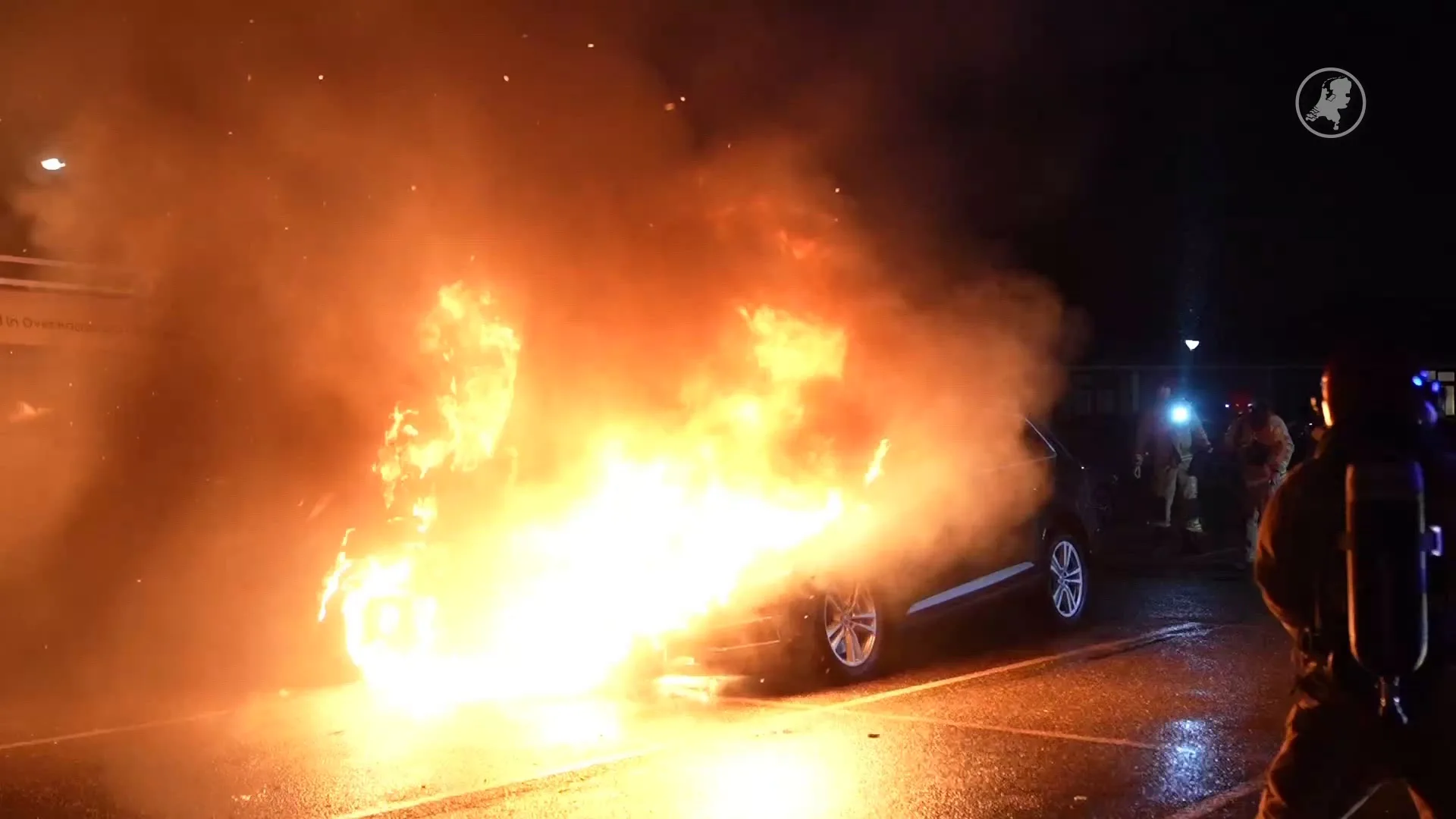 Twee auto's in brand op parkeerterrein in Geldrop