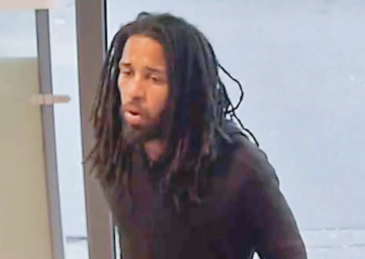 Politie toont beelden van man die geld opnam met pinpas van gedode man