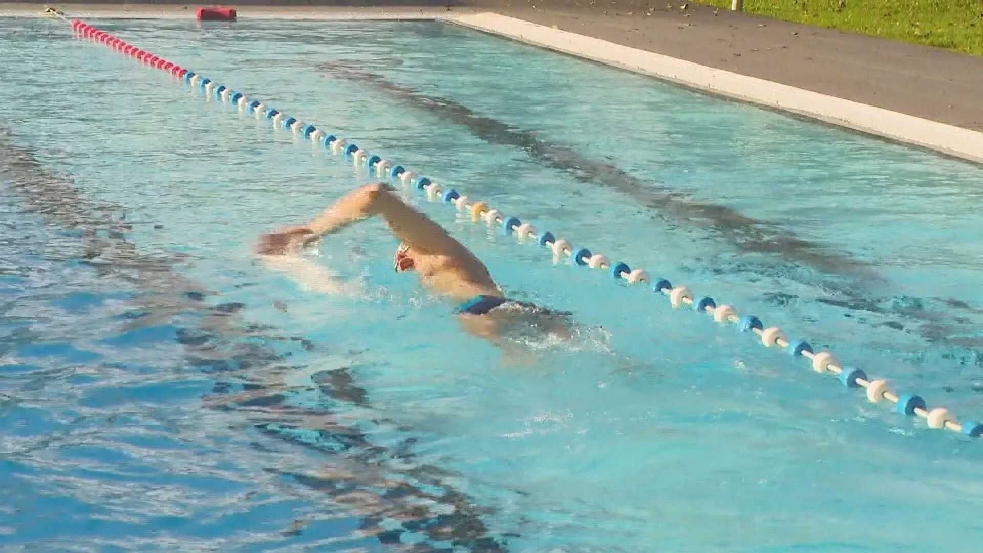 Speciaal zwemuurtje zonder QR-code in Helders buitenbad: 'Genoeg mensen die daar graag gebruik van maken'