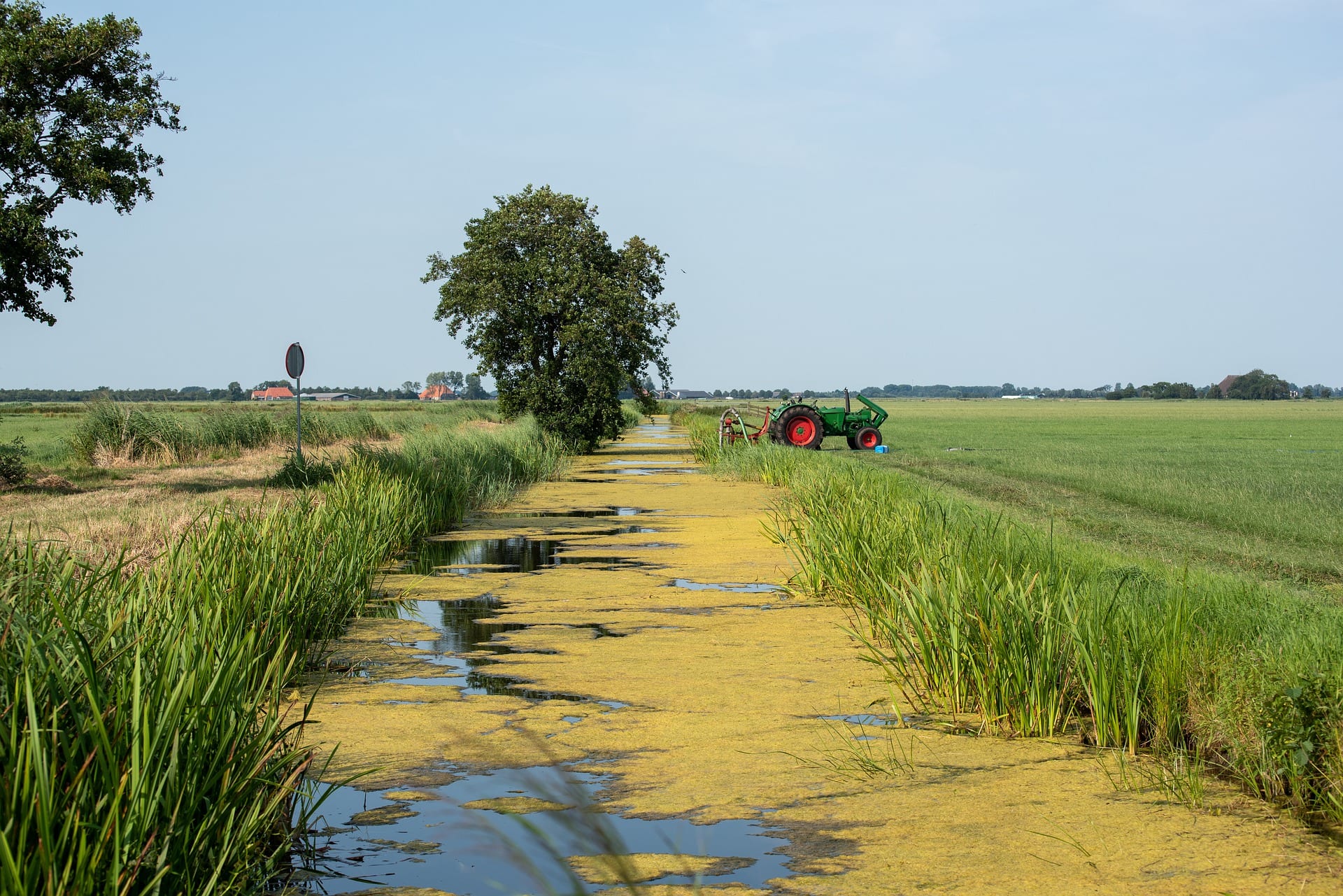 Man overlijdt als hij met trekker een auto uit de sloot probeert te trekken