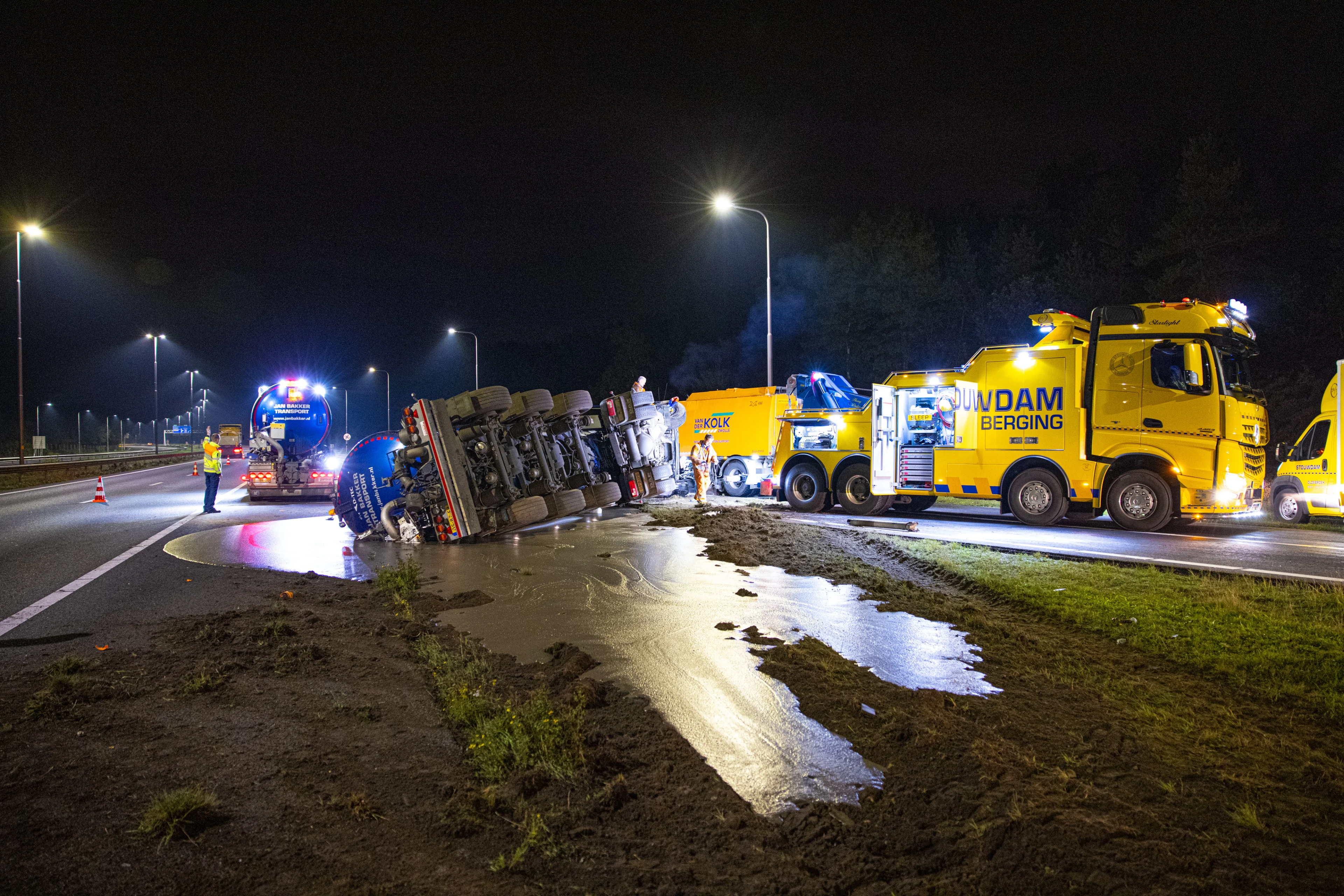 Vrachtwagen met duizenden liters mest kantelt op A50