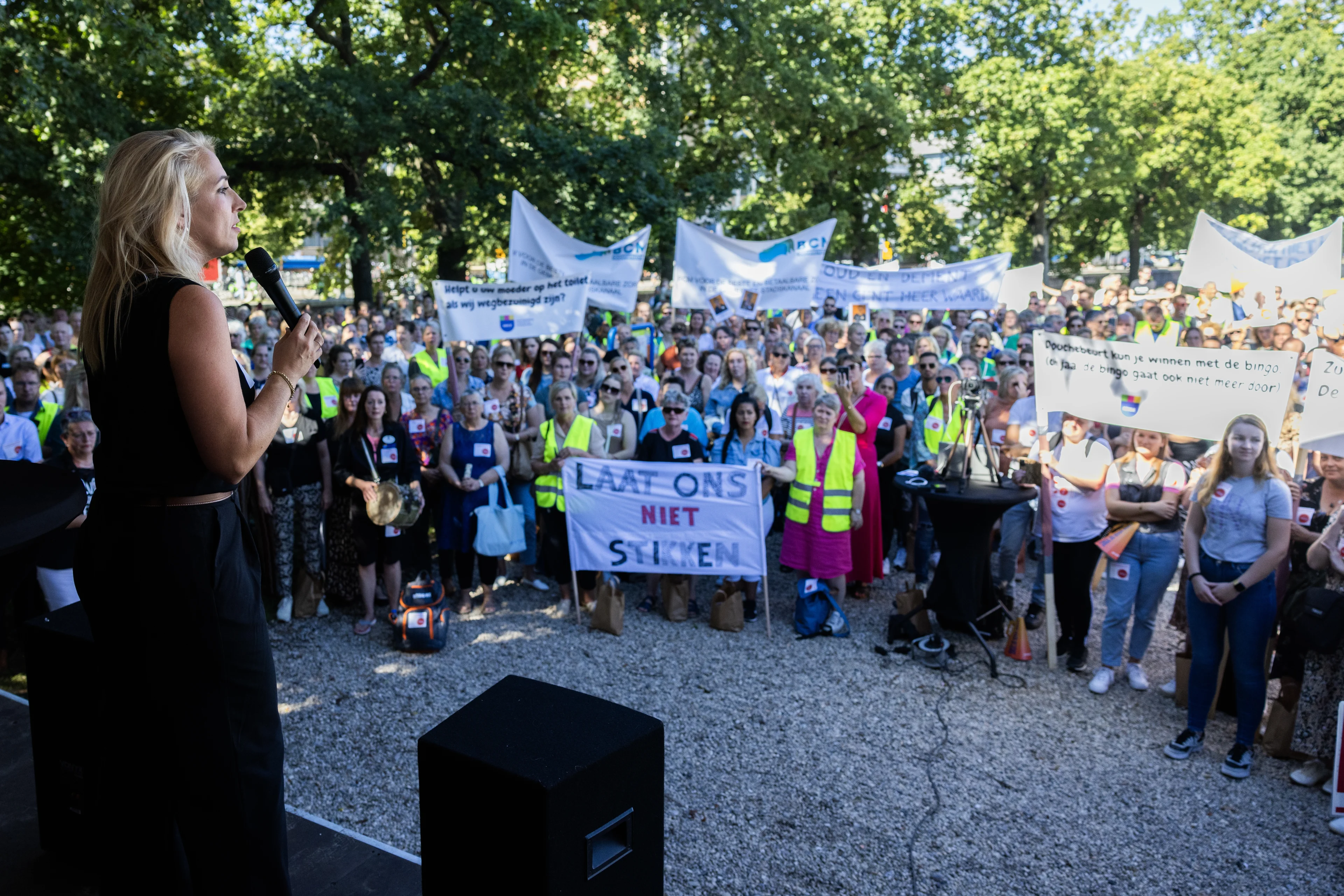 Demonstratie in Den Haag tegen 'kaalslag' ouderenzorg