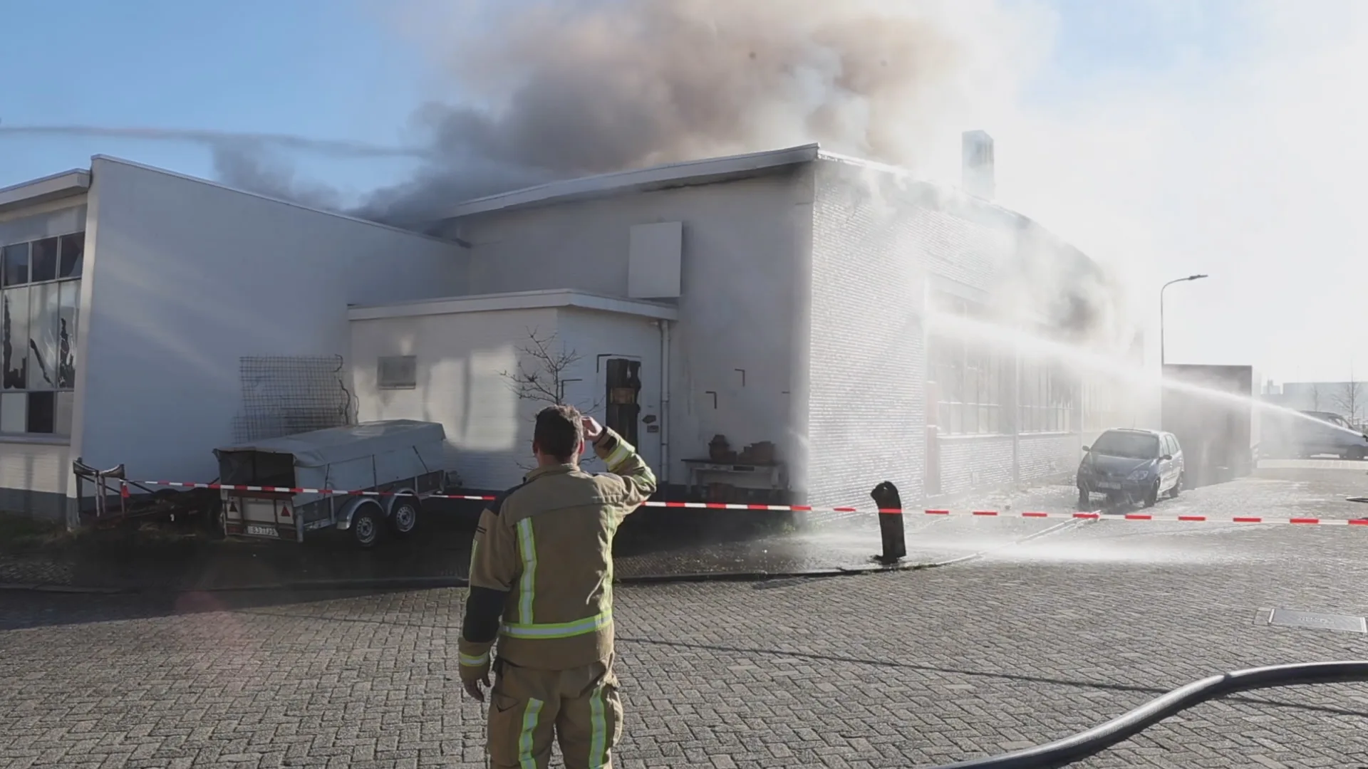 Grote brand in bedrijfsverzamelgebouw in Den Haag