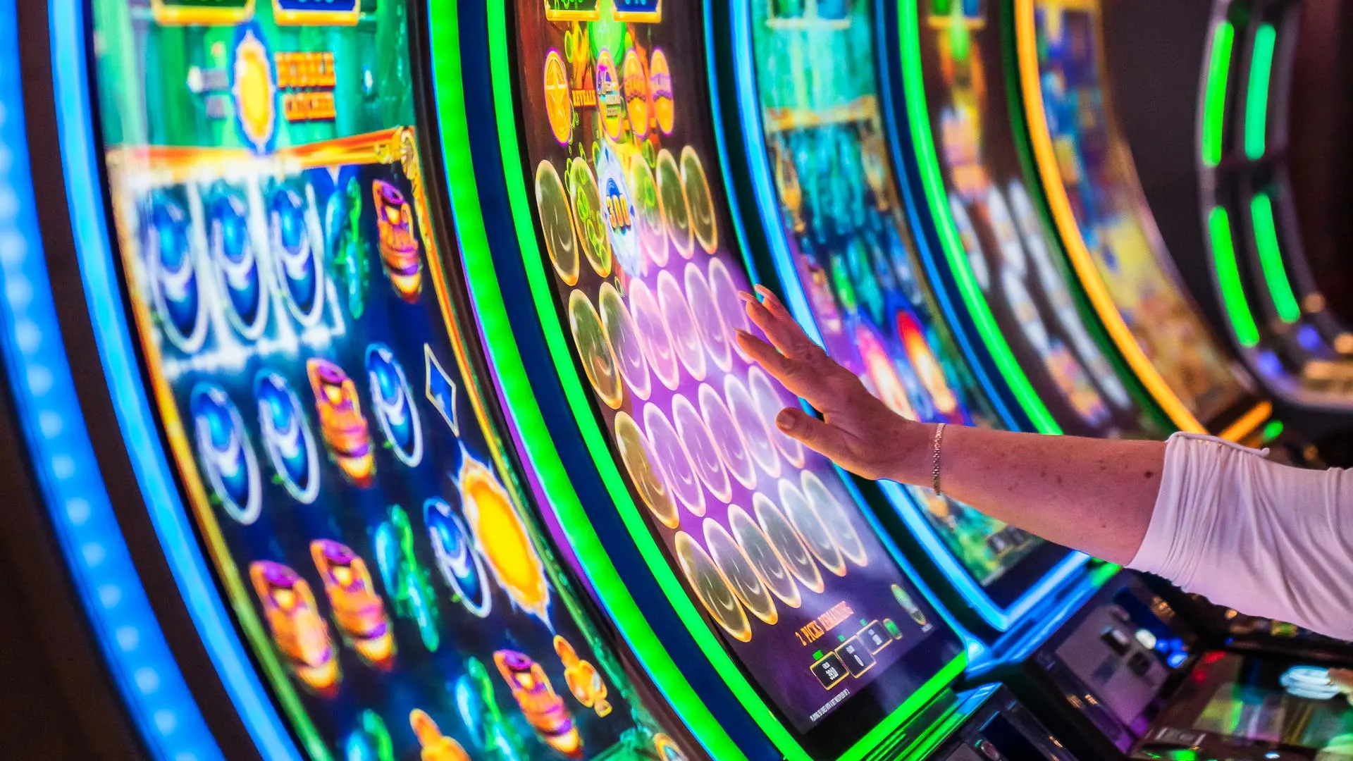 Vrouw (76) gaat schuilen bij casino in Nijmegen en wint spontaan de jackpot