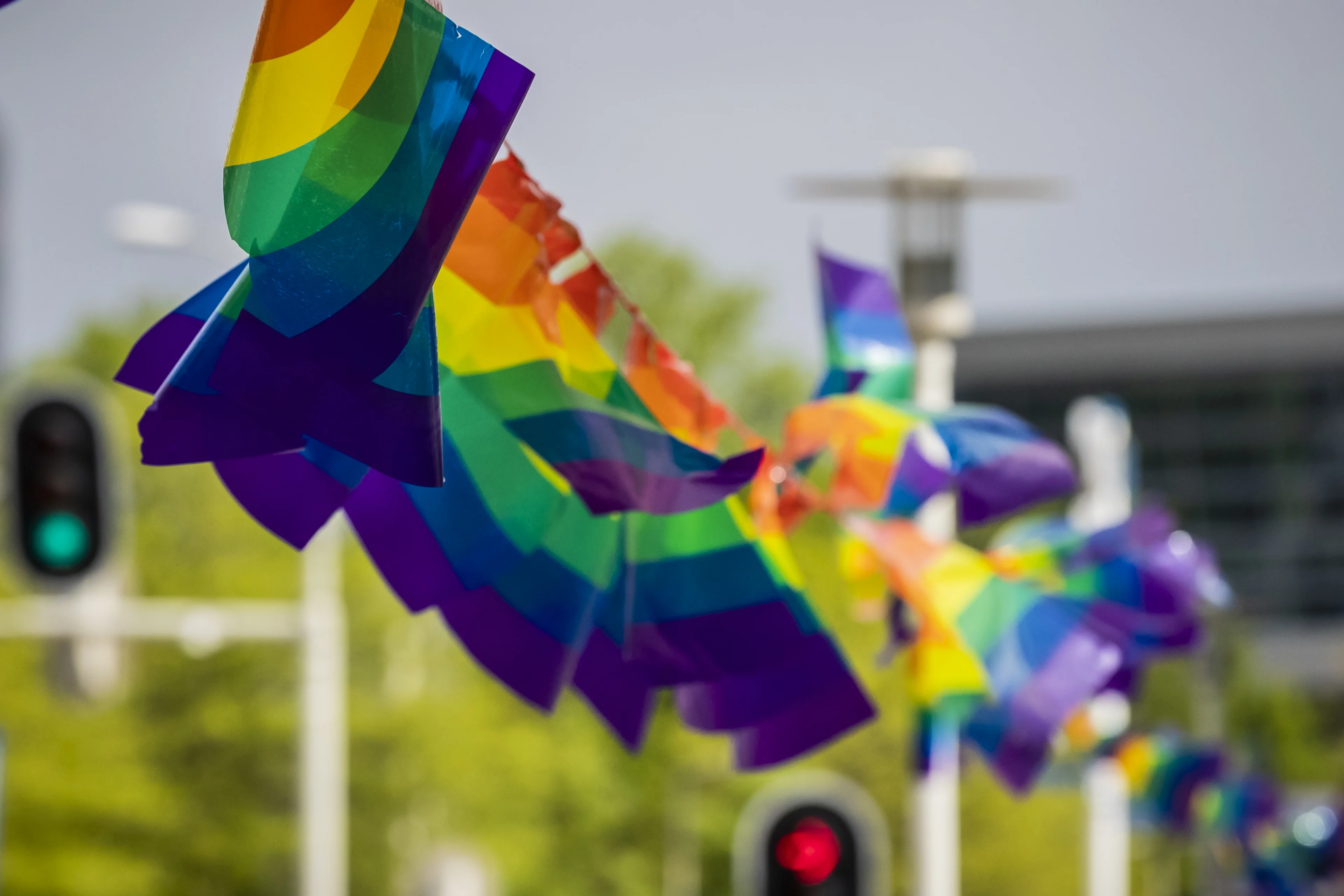 Actie om buurt vol te hangen met regenboogvlaggen na flatbrand Amsterdam