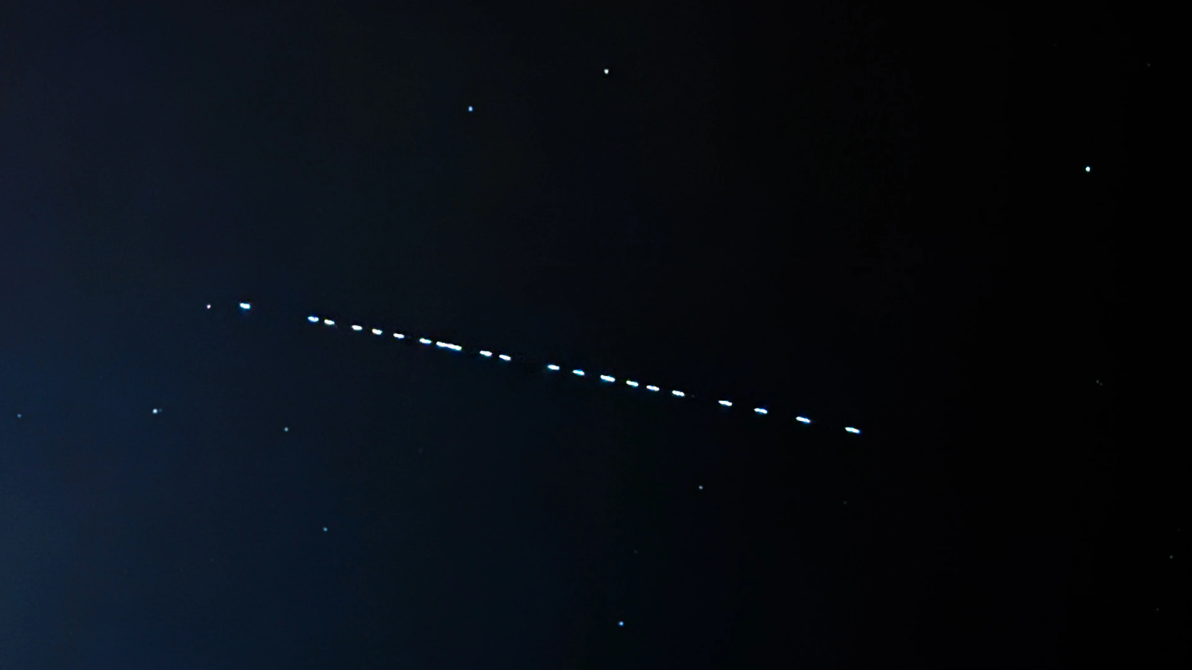 Wat is toch deze mysterieuze reeks lichten boven Nederland?