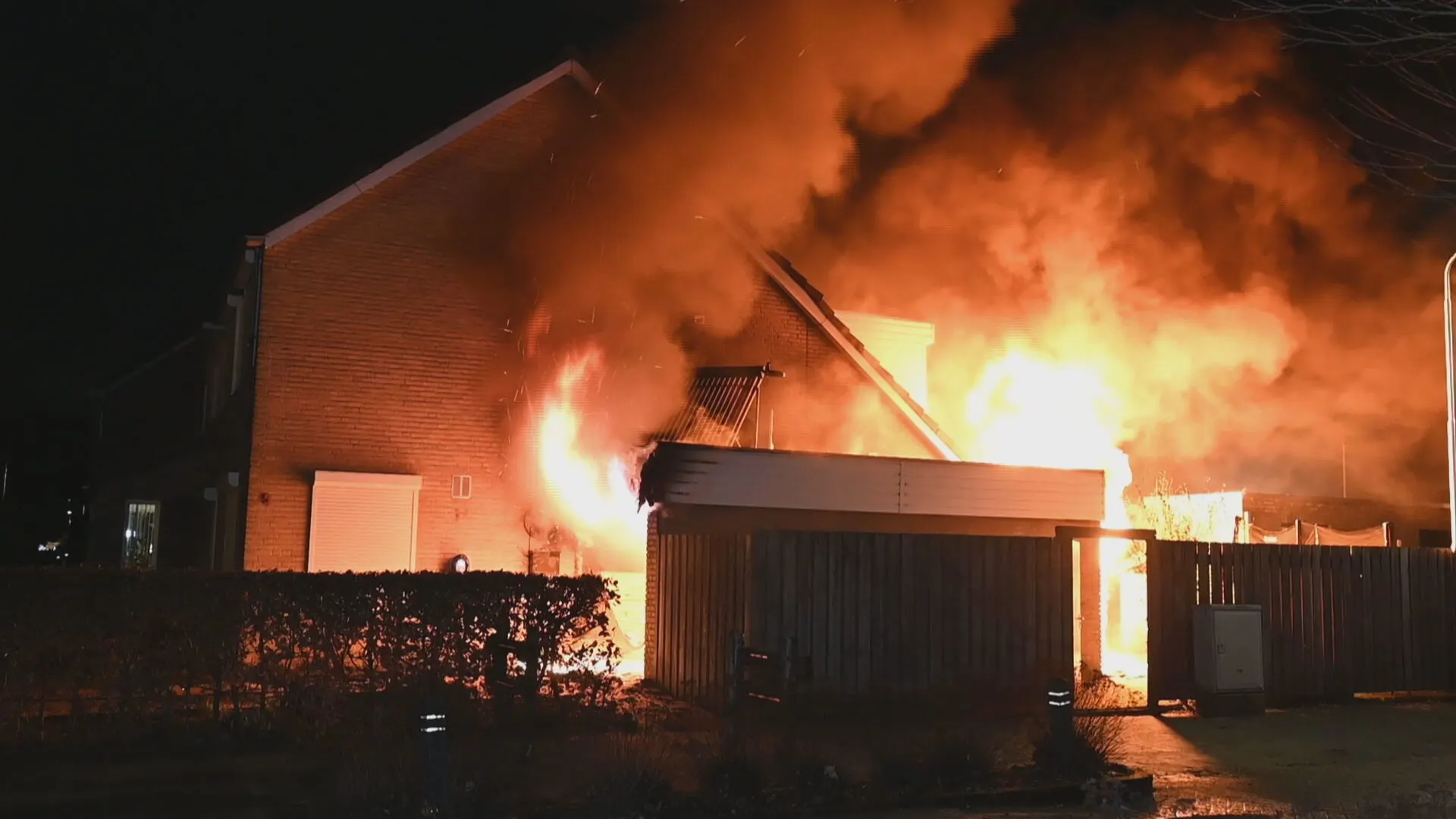 Gezin moet huis uit vluchten voor vlammenzee in Udenhout, één gewonde