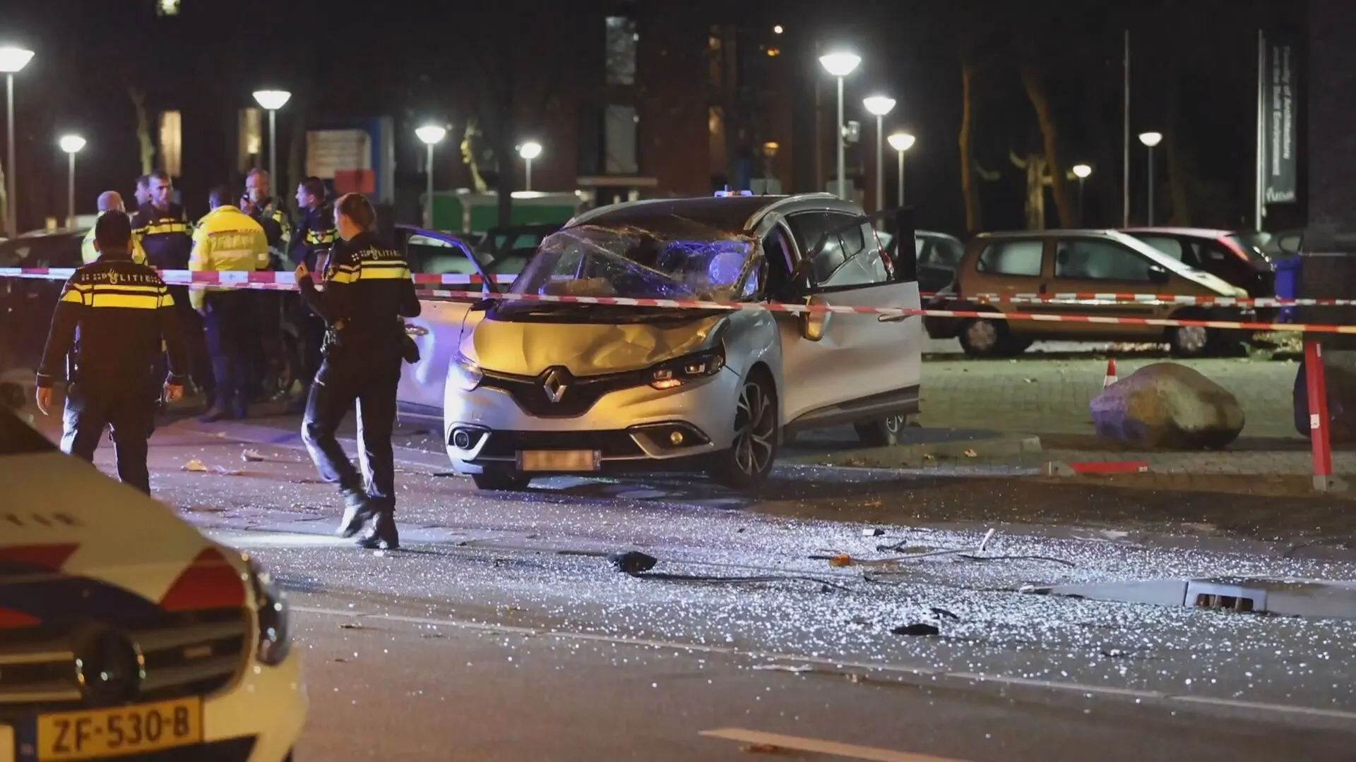 Twee jongemannen aangehouden na achtervolging in Delft die eindigde in crash