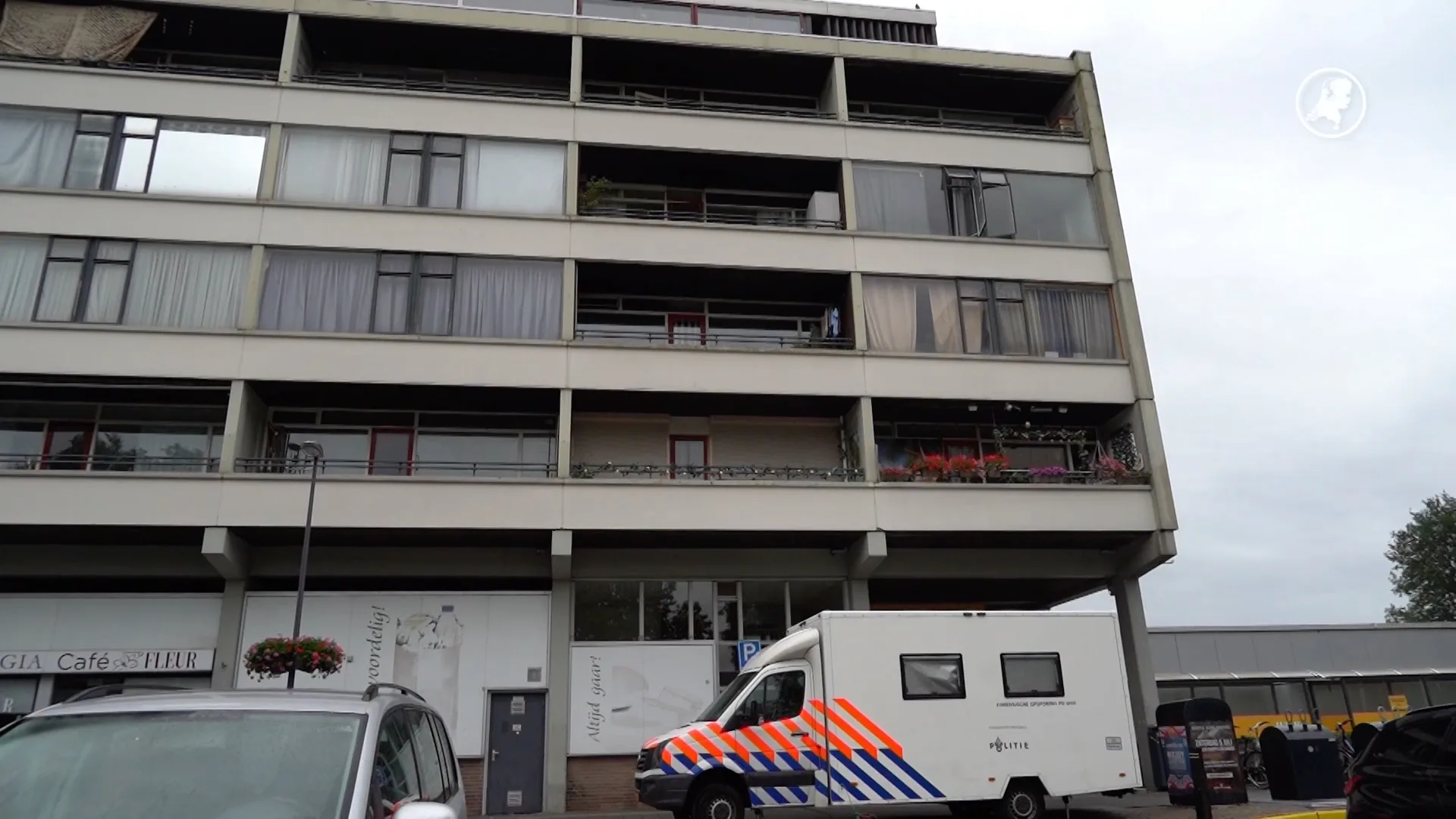 Man (21) doodgestoken op galerij flat in Emmen, verdachte (28) opgepakt