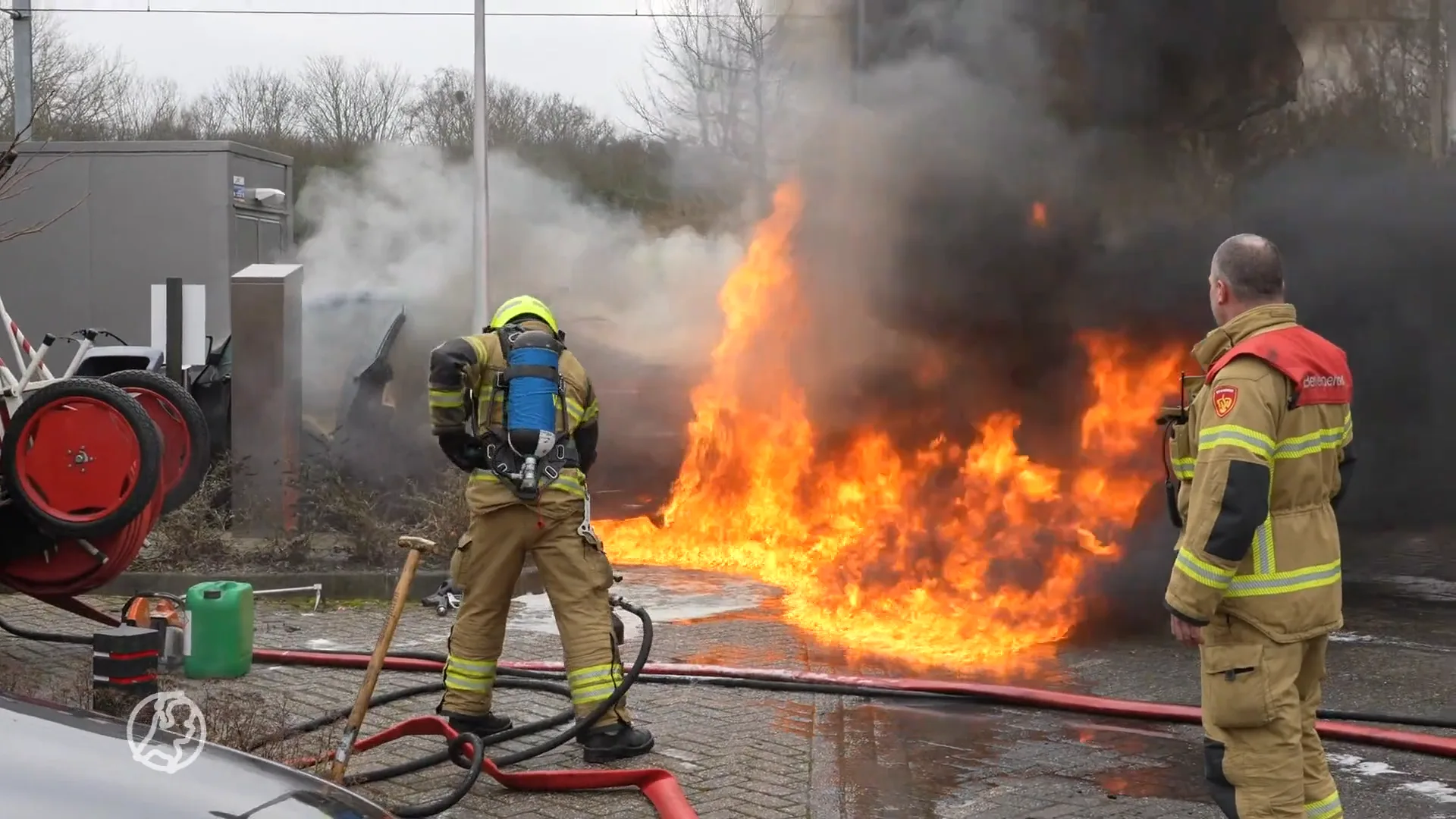 Auto vliegt in brand vlak voor binnenrijden wasstraat