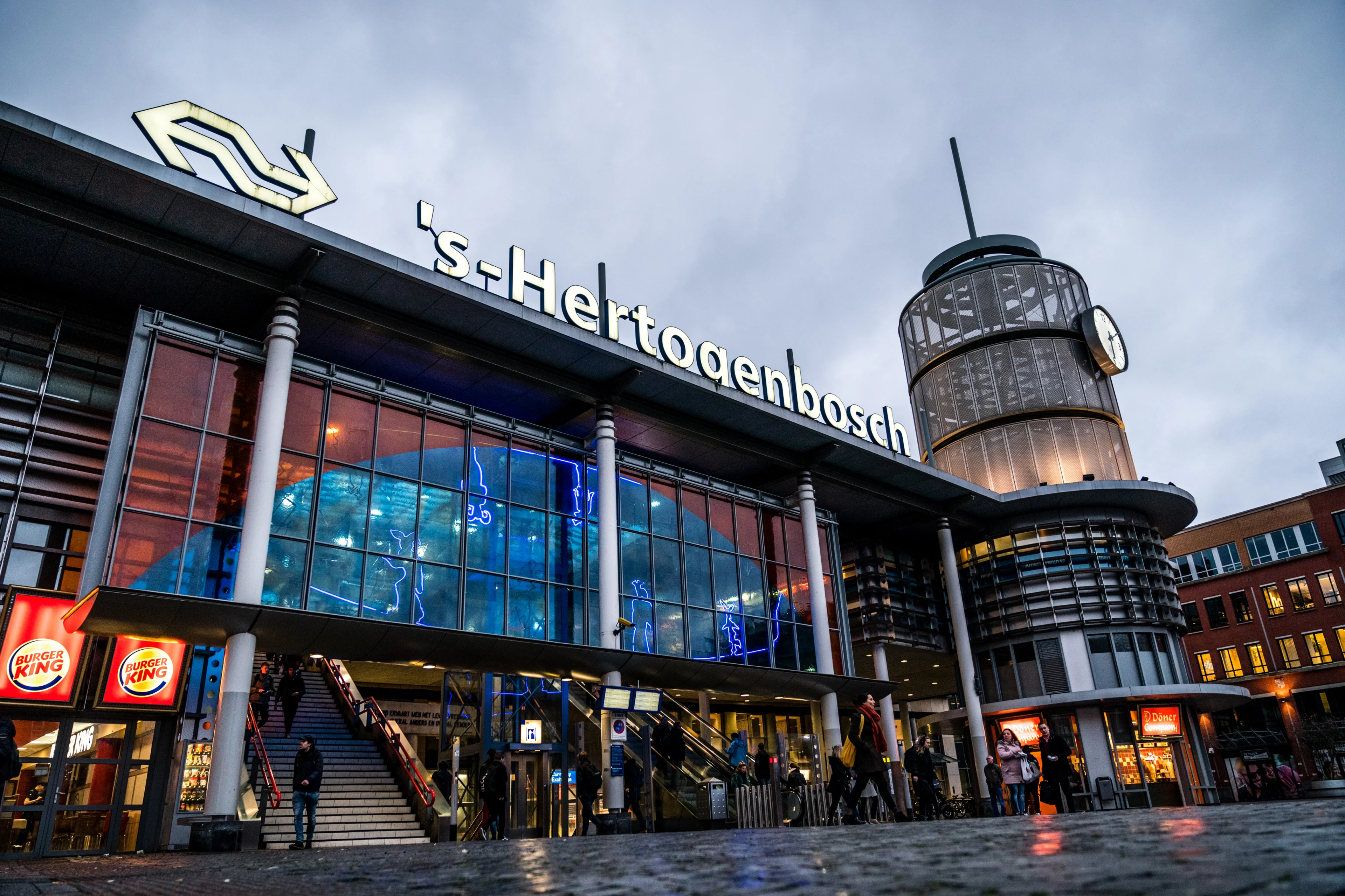 Perron Den Bosch ontruimd en politie in kogelwerende vesten om melding aanslag