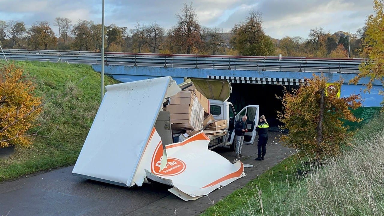 Bestelbus met airco's ramt viaduct: laadbak volledig opengescheurd 
