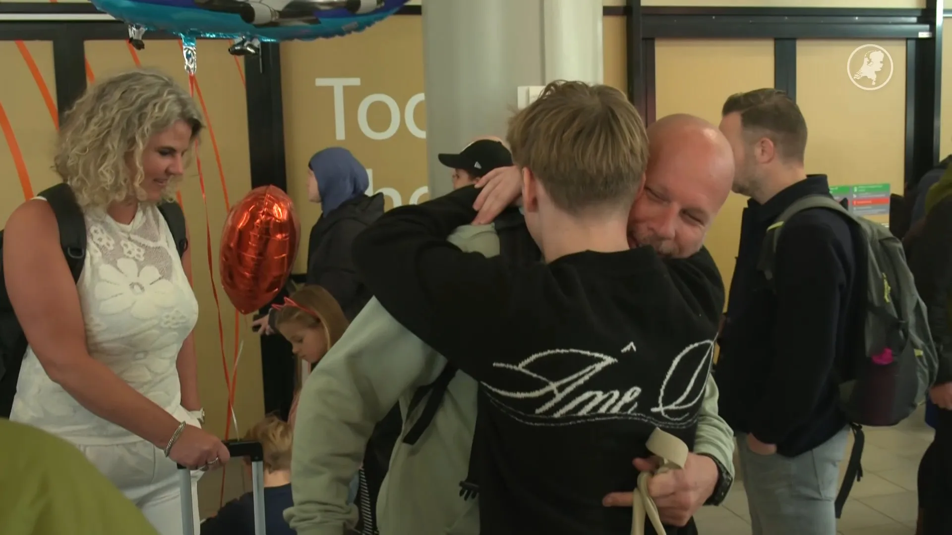 Nederlanders emotioneel bij terugkomst uit Jamaica na verwoestende orkaan Melissa