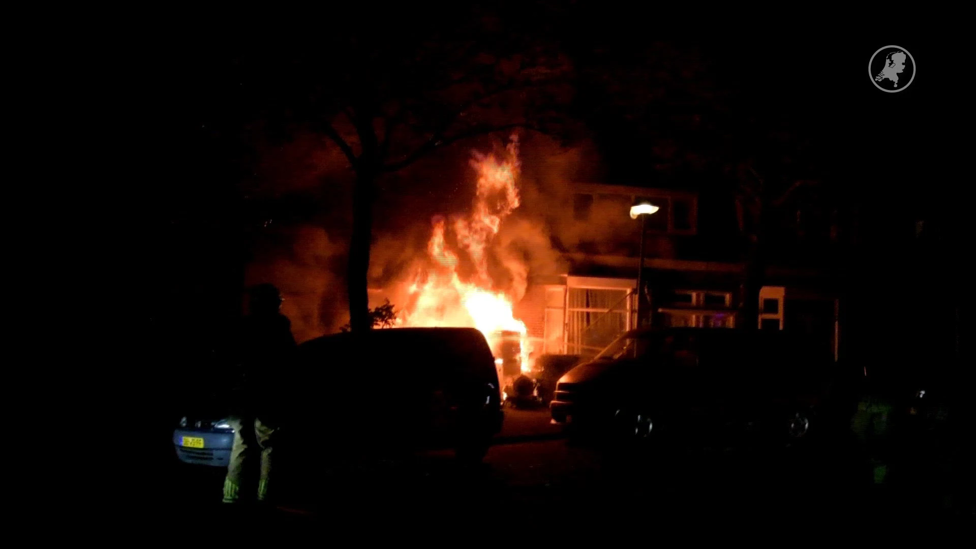 Grote brand in witgoedwinkel tussen twee woningen in Den Helder