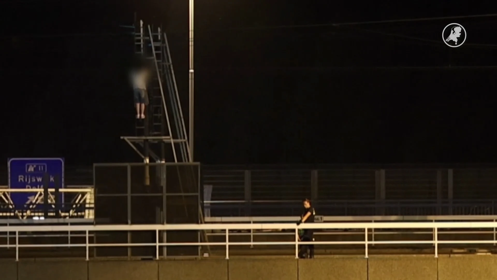 Man klimt in paal boven A4 bij Rijswijk: snelweg uren dicht