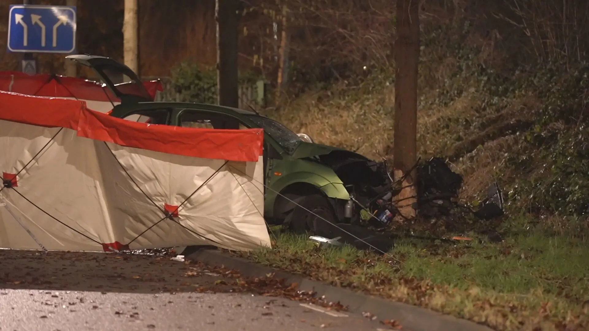 Auto met jonge mannen raakt van de weg in Deventer: een dode en zwaargewonde