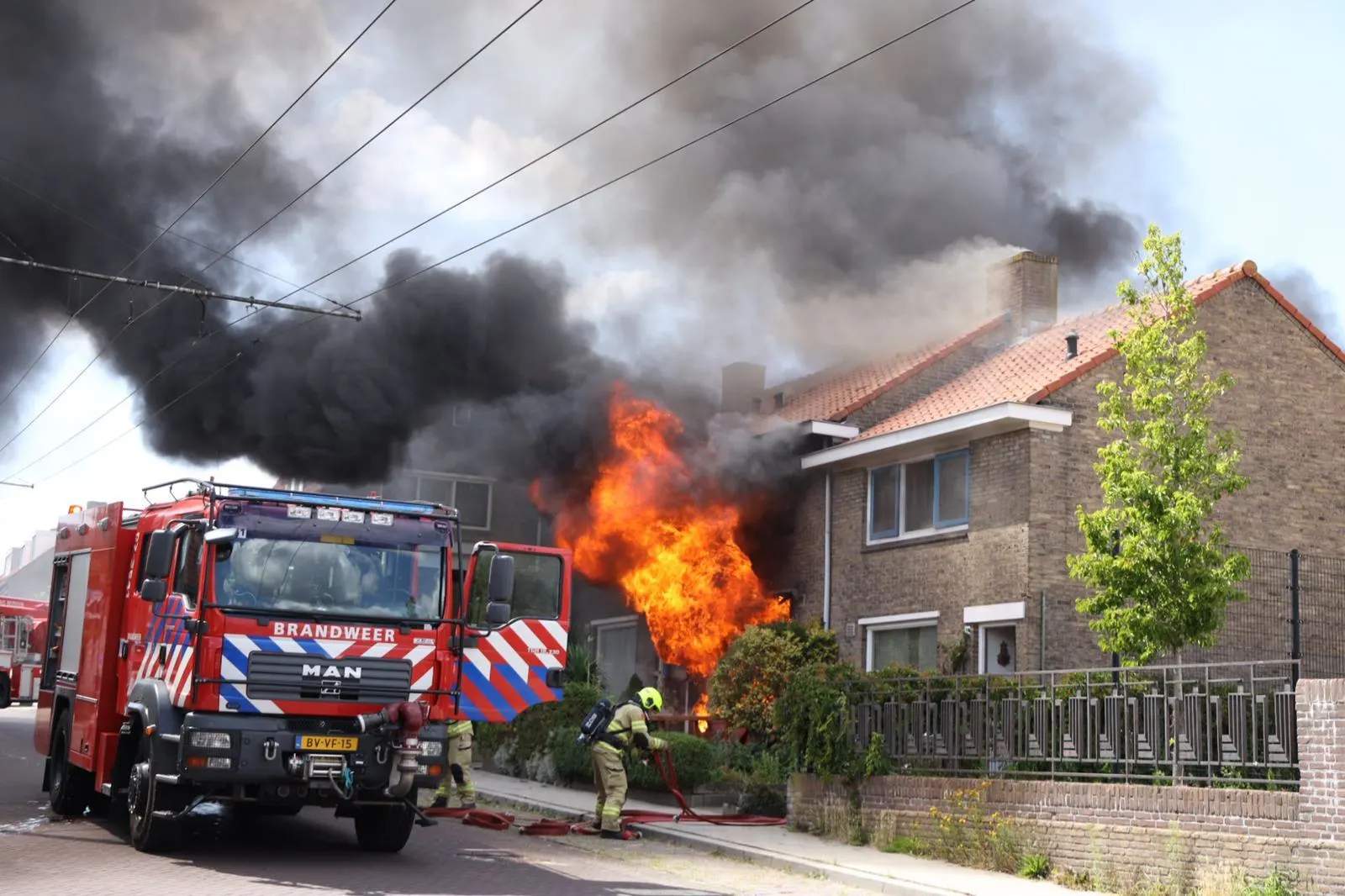 Grote brand in Arnhemse wijk Geitenkamp: drie huizen in vuur en vlam