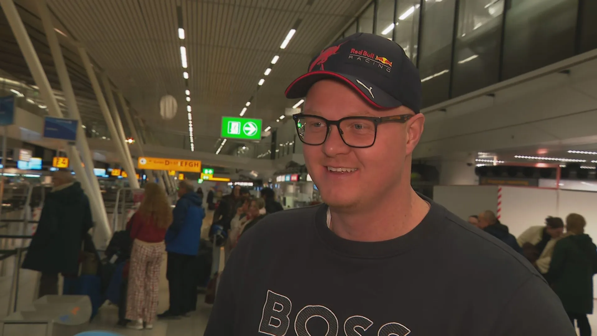 Formule 1-fans op weg naar Bahrein, en oma Nyck de Vries kijkt vol spanning thuis naar spektakel
