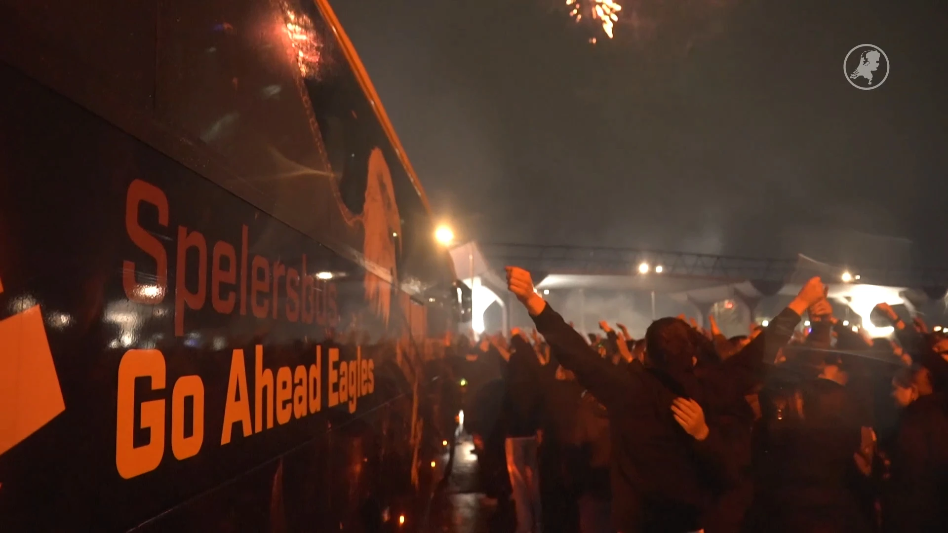 Spelersbus Go Ahead feestelijk onthaald door supporters na behalen bekerfinale