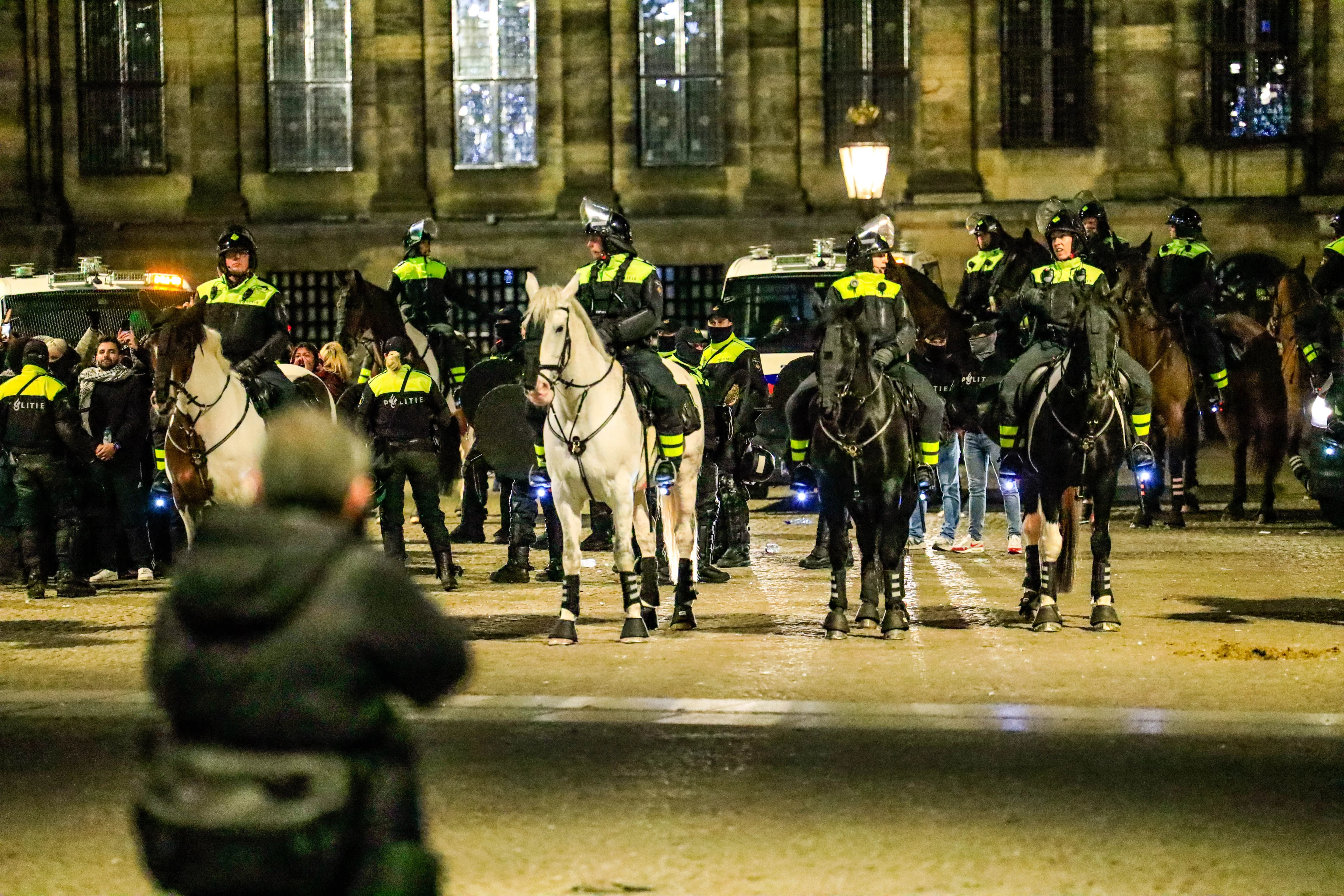 Politie onderzoekt beelden ME'ers die hardhandig geweld gebruiken na Dam-protest