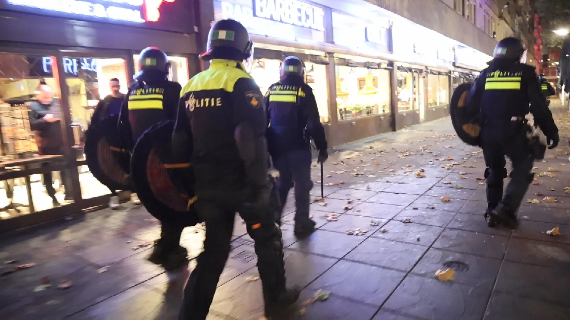 ME houdt meerdere mensen aan bij onrust Plein 40-45 in Amsterdam