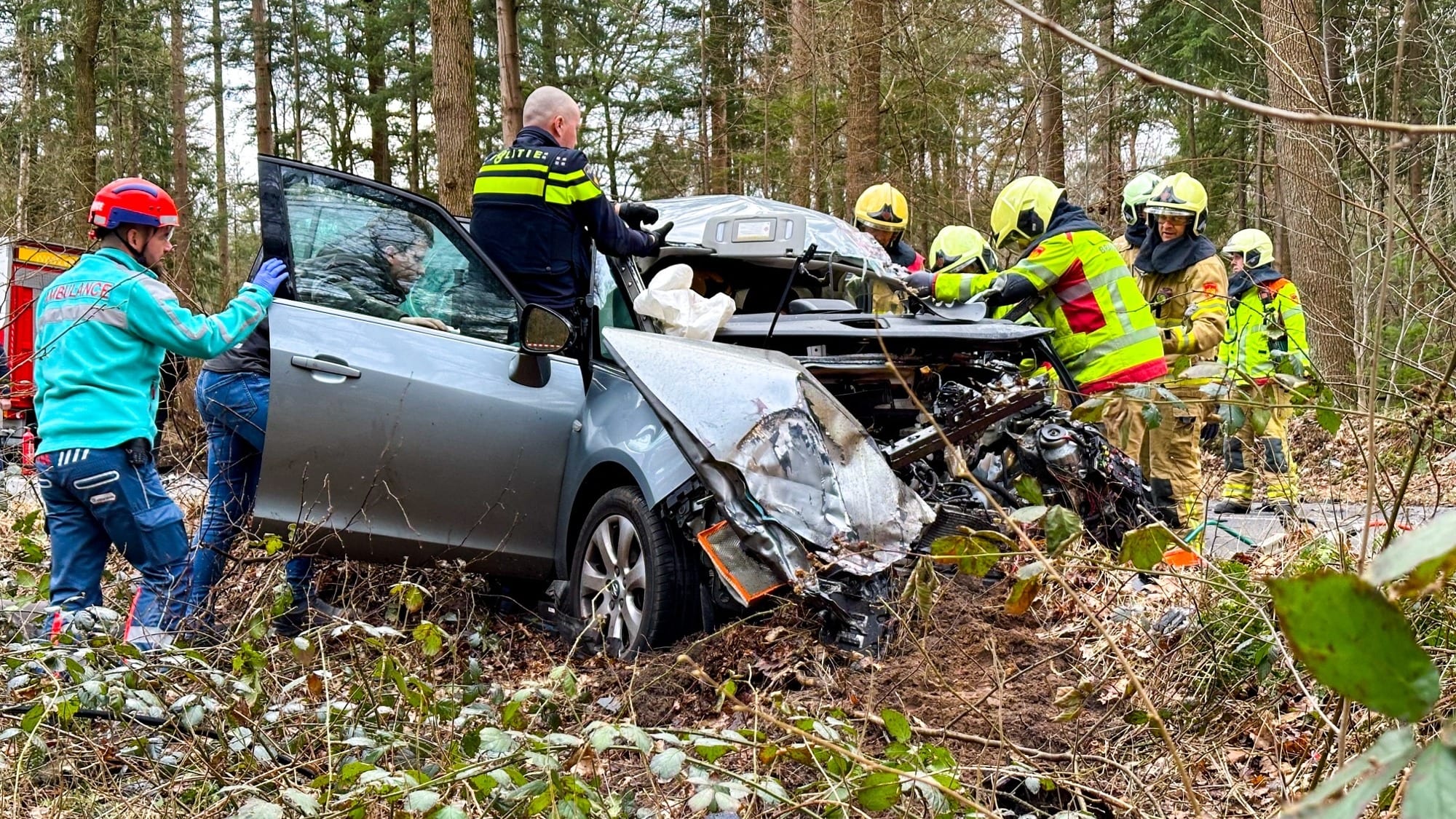 Drie gewonden en ravage na frontale botsing op N310 bij Nunspeet