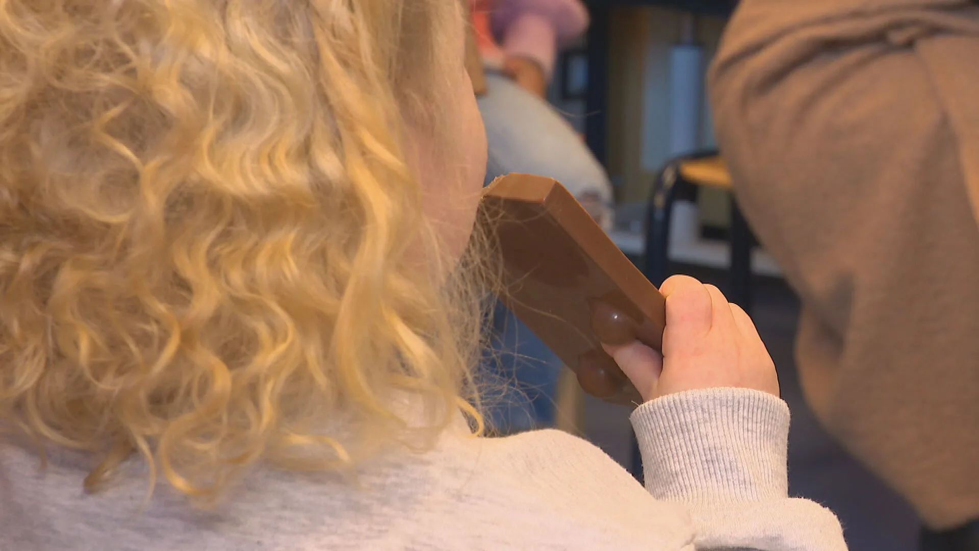 Slechtziende kinderen verrast met braille-chocoladeletters