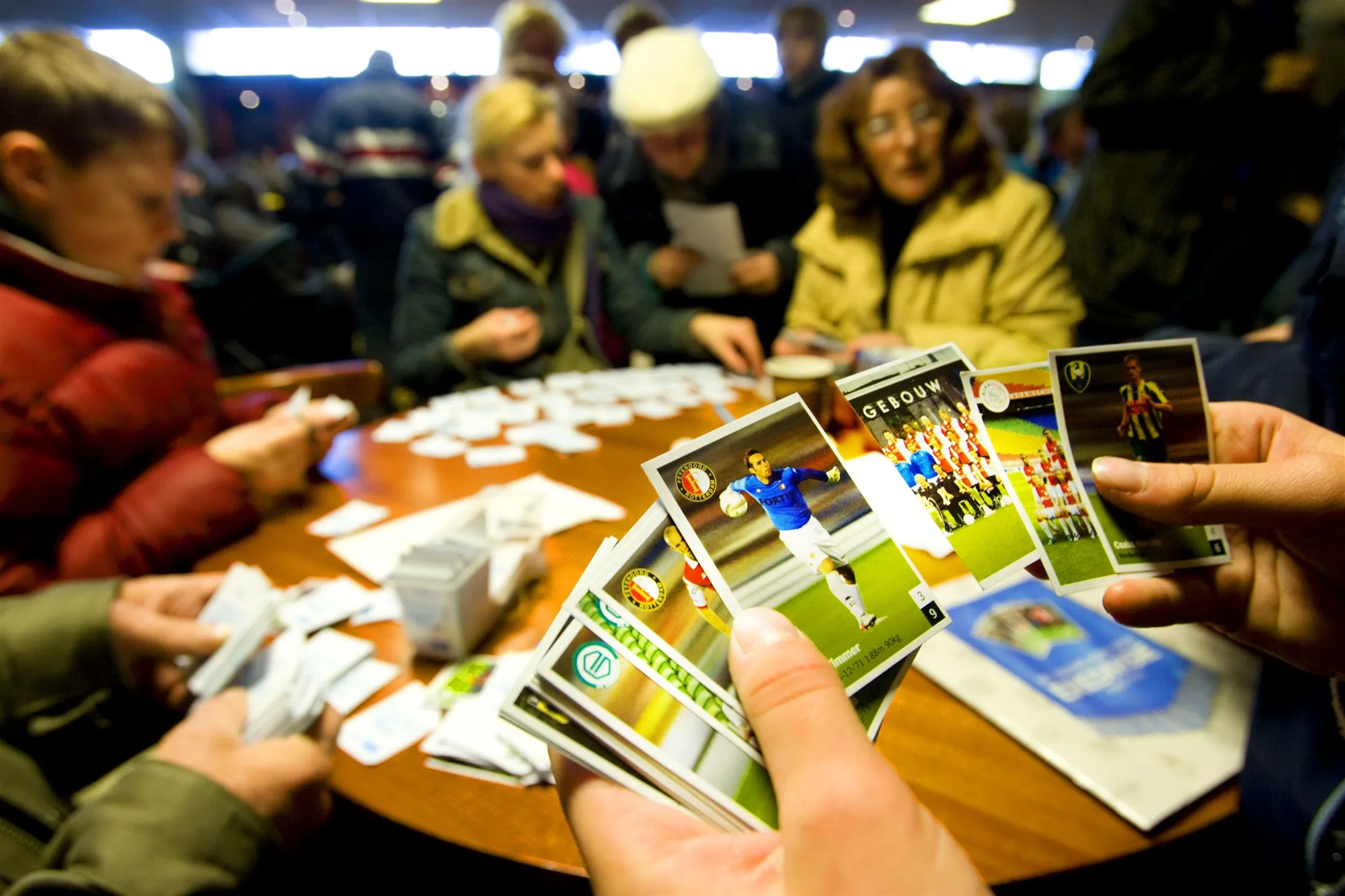 Man (38) mishandelt kind in Dordrecht dat vraagt om voetbalplaatjes