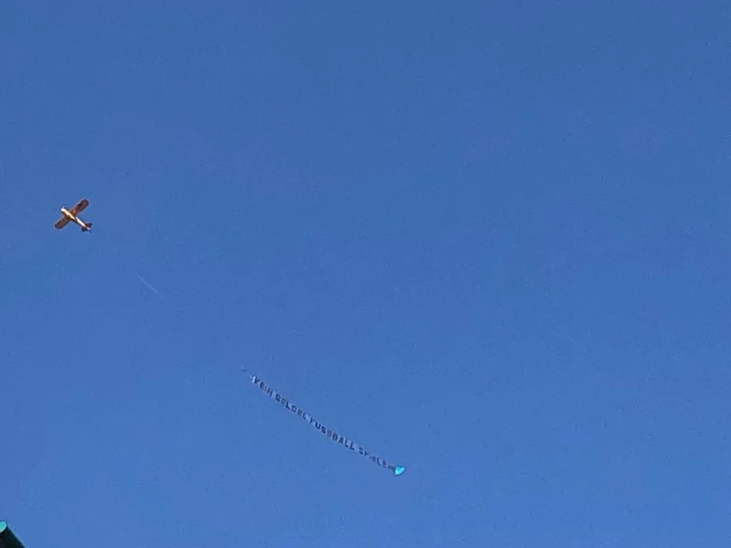 Vliegtuigje met luchtpost trekt over Arena: 'Kein geloel, fusball spielen'