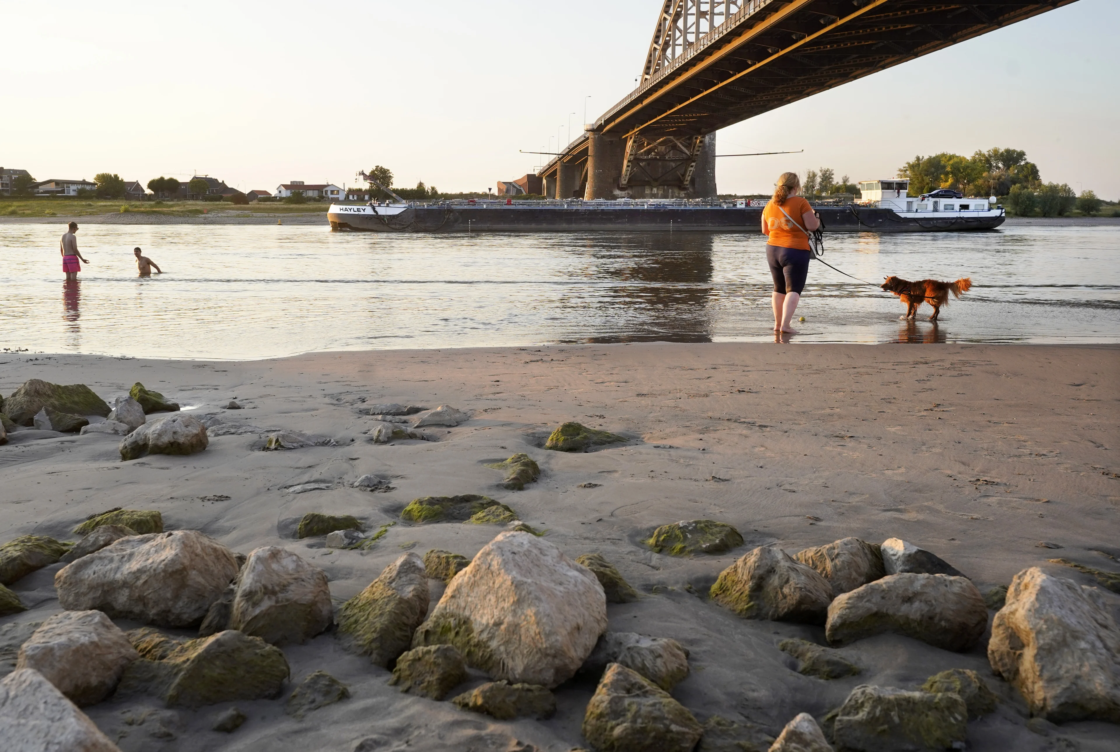 Rijn bereikt laagste waterstand ooit en zakt nog verder