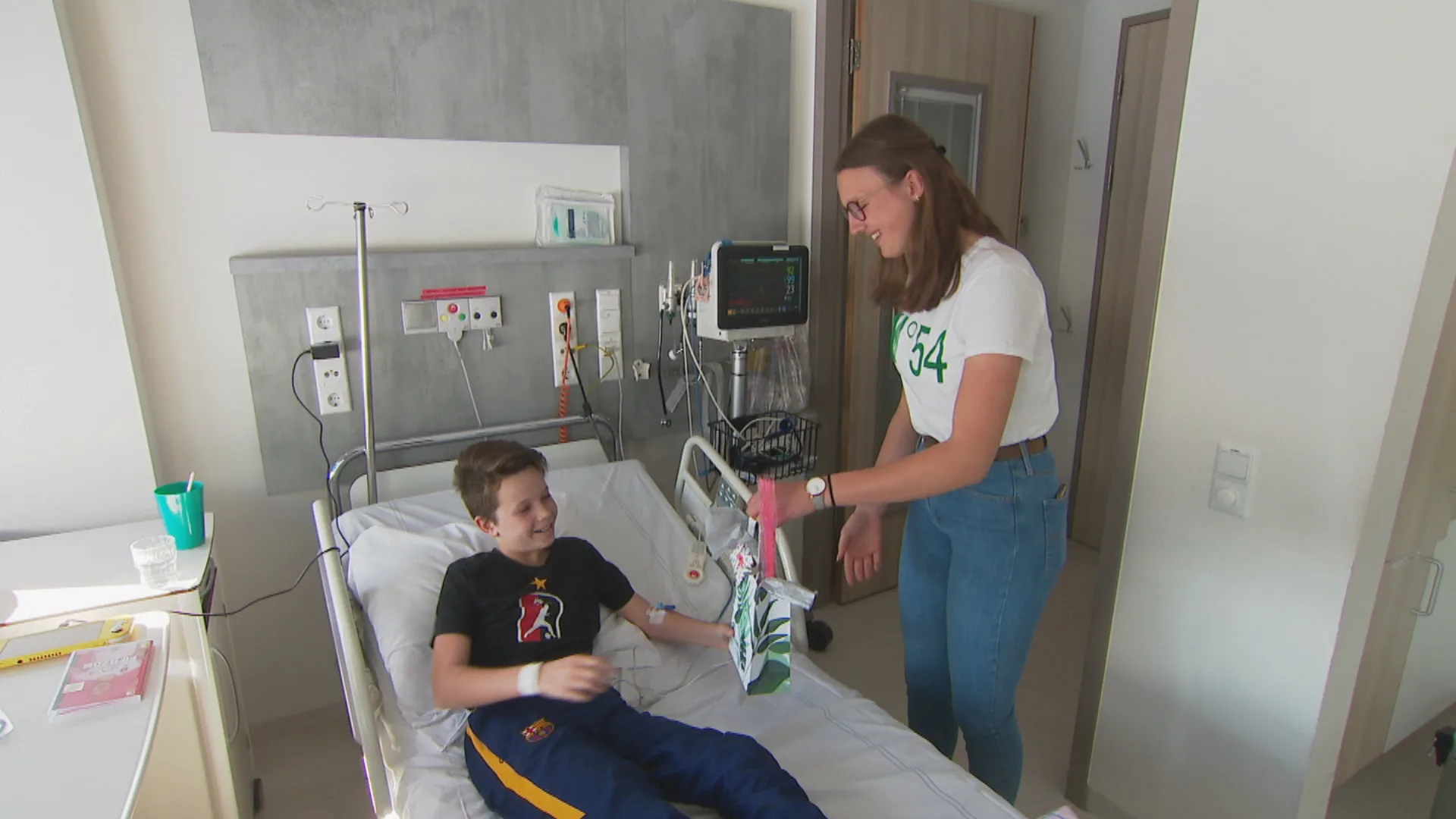 Kinderen delen goodiebags, knuffels en knutselwerken uit in ziekenhuis Bergen op Zoom