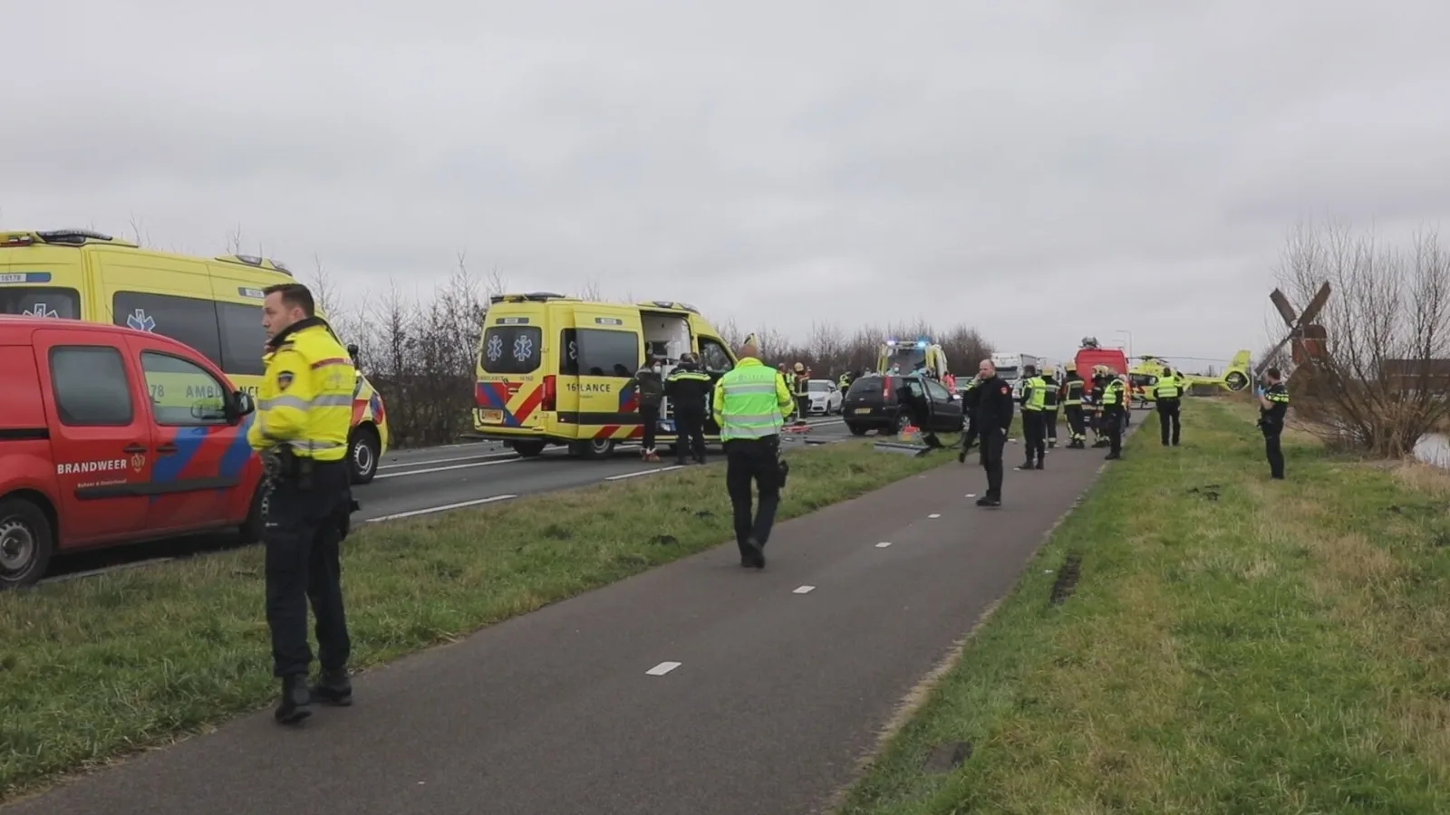 Dode en gewonde na ongeluk met twee voertuigen op N209 bij Hazerswoude