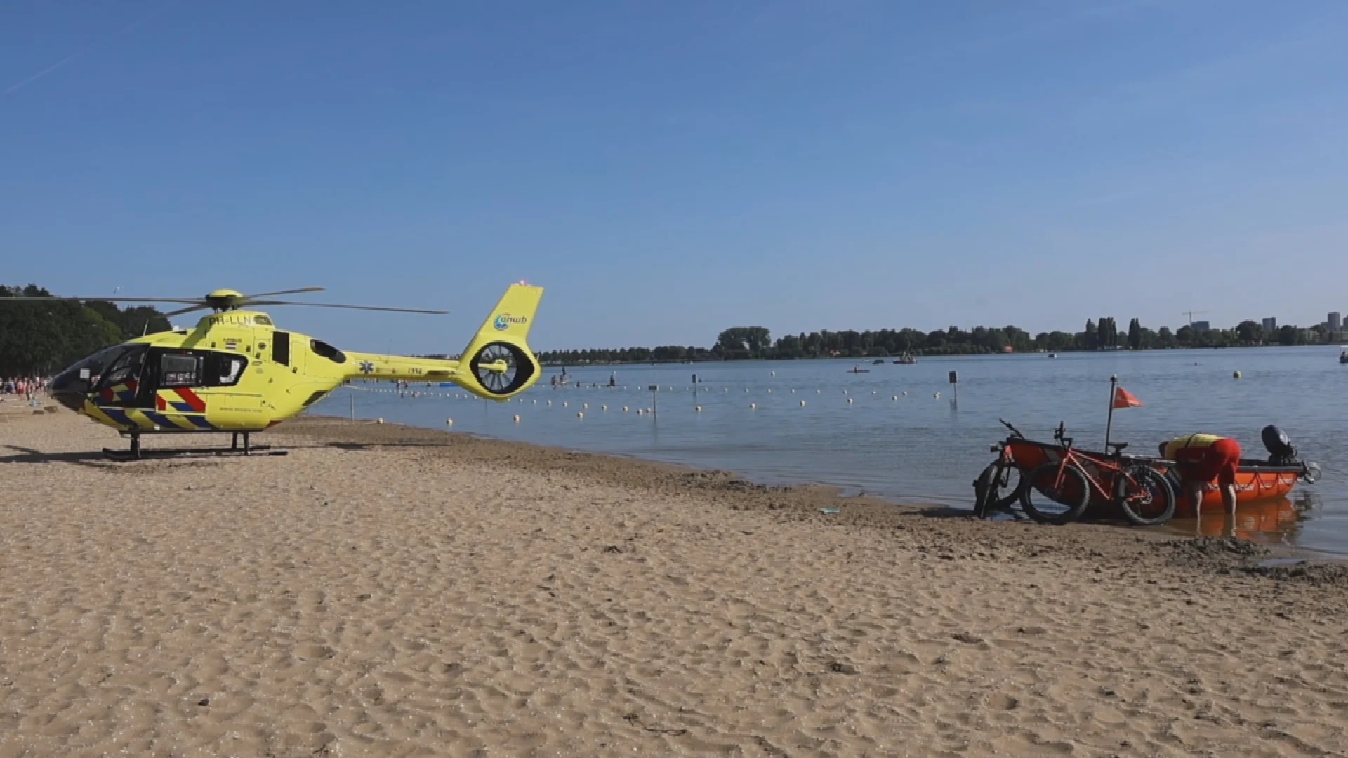 Kind bewusteloos uit Zoetermeerse Plas gehaald: gereanimeerd op strand