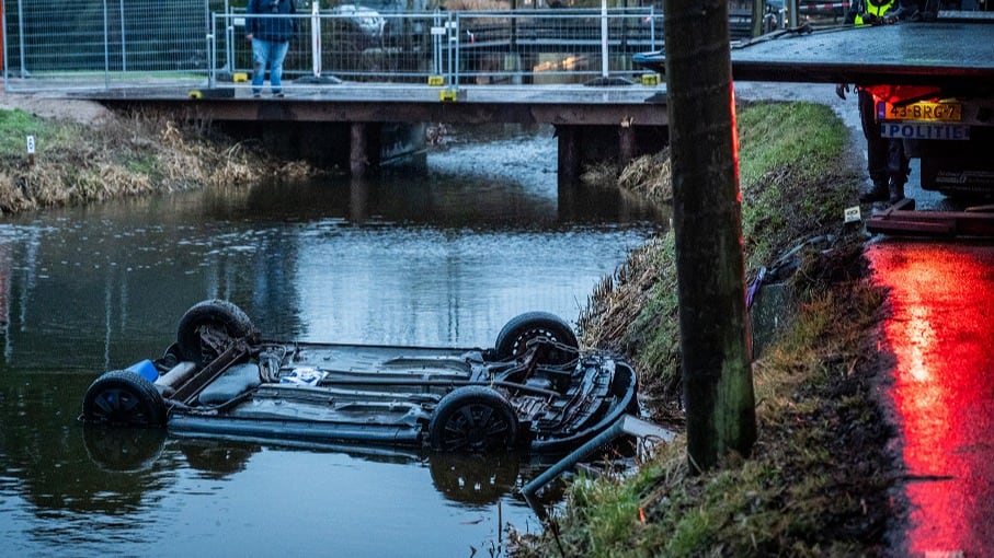 Bestuurder (21) overleden nadat auto te water raakt in Driebruggen