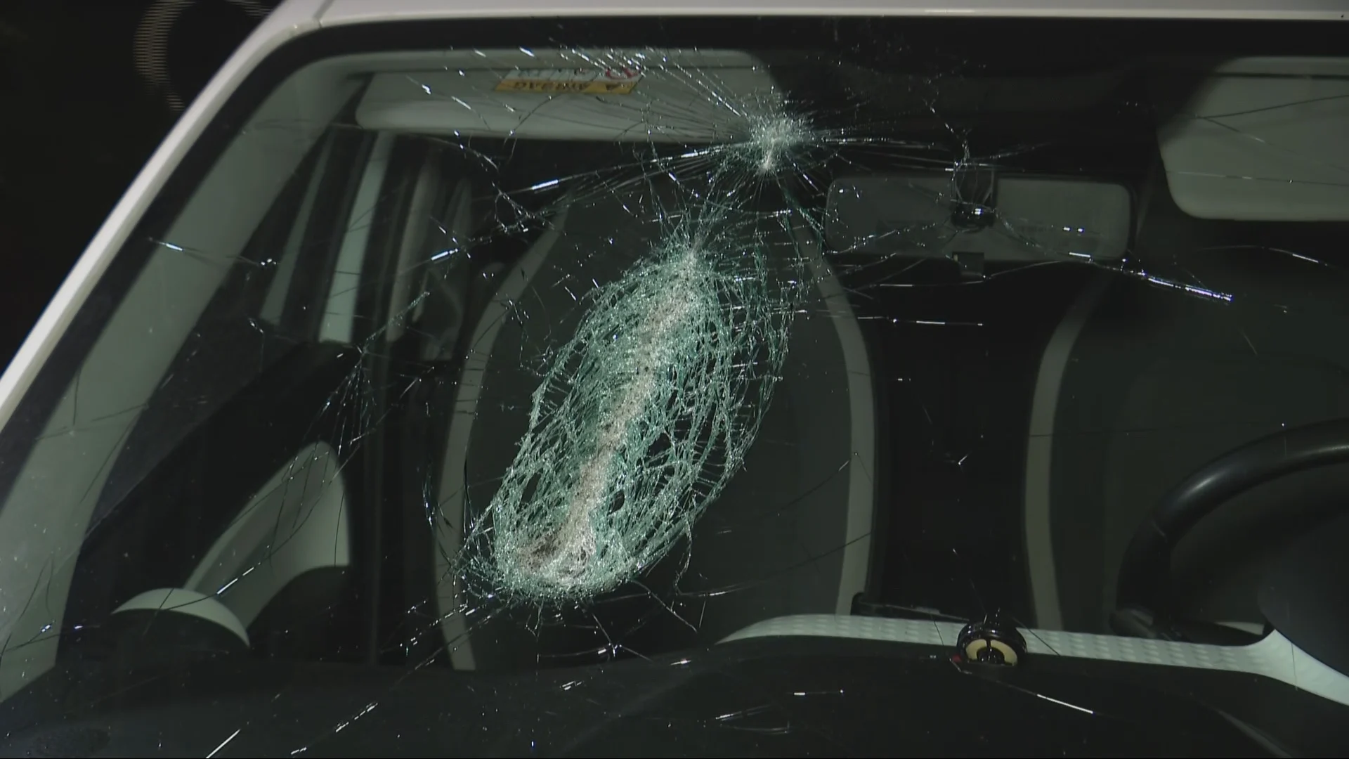 Auto van Jorrit vanaf viaduct bekogeld met baksteen: 'Levensgevaarlijk'