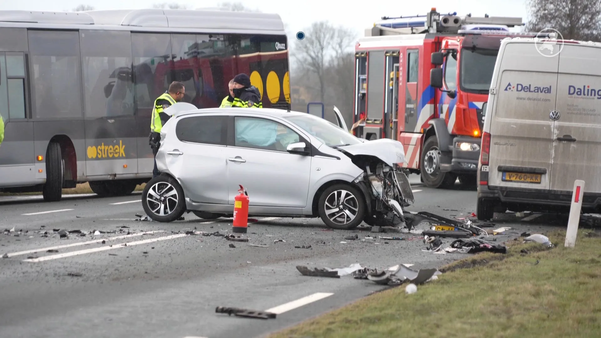 Chaos op N355 bij Aduard: weg dicht na flinke botsing