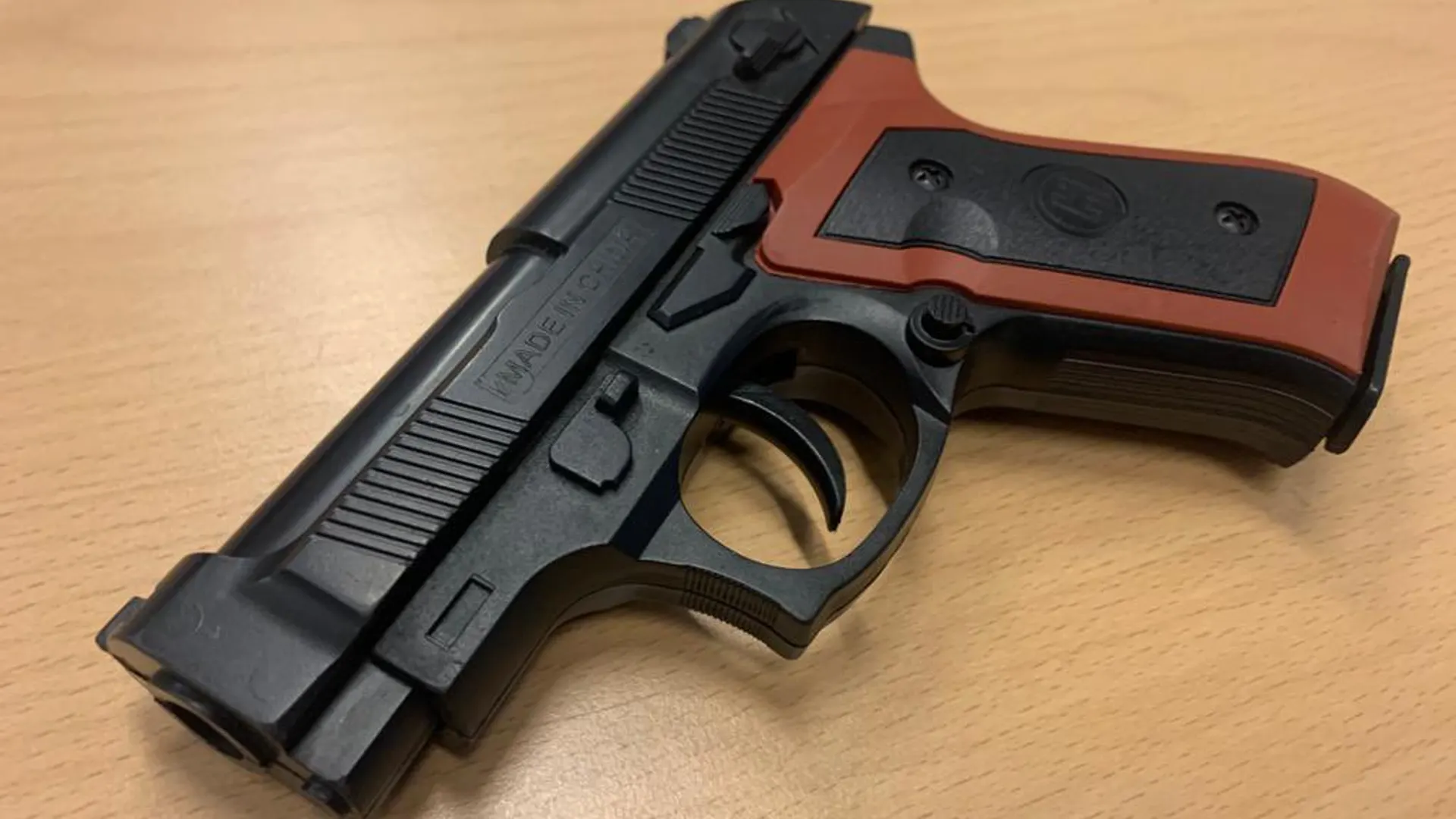 Jongens (12 en 14) bedreigen treinreiziger met nepvuurwapen