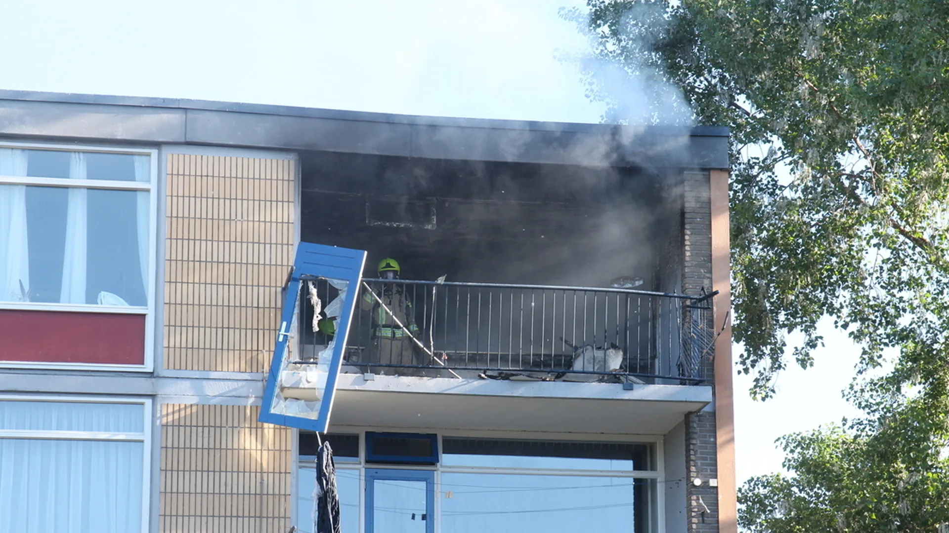 Twee mensen gewond na explosie in Rotterdamse flat, gevel weggeblazen
