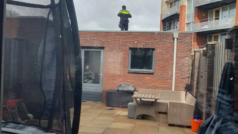 Verdachte straatroof (21) aangehouden in Tilburg ondanks schuilplek onder dekzeil in achtertuin