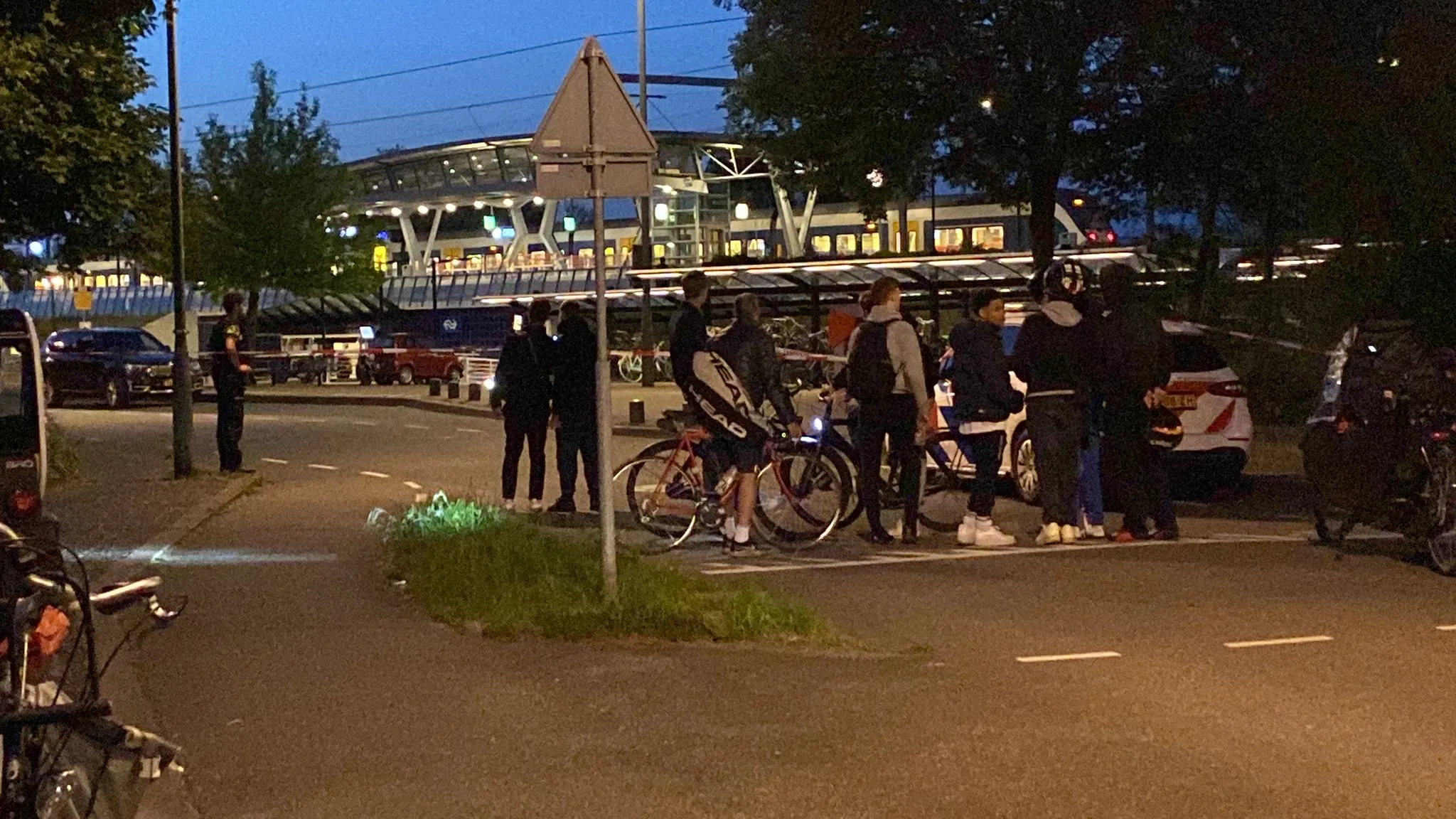Verdachte schietpartij Rotterdam vlucht met de trein; arrestatieteam legt treinverkeer stil 