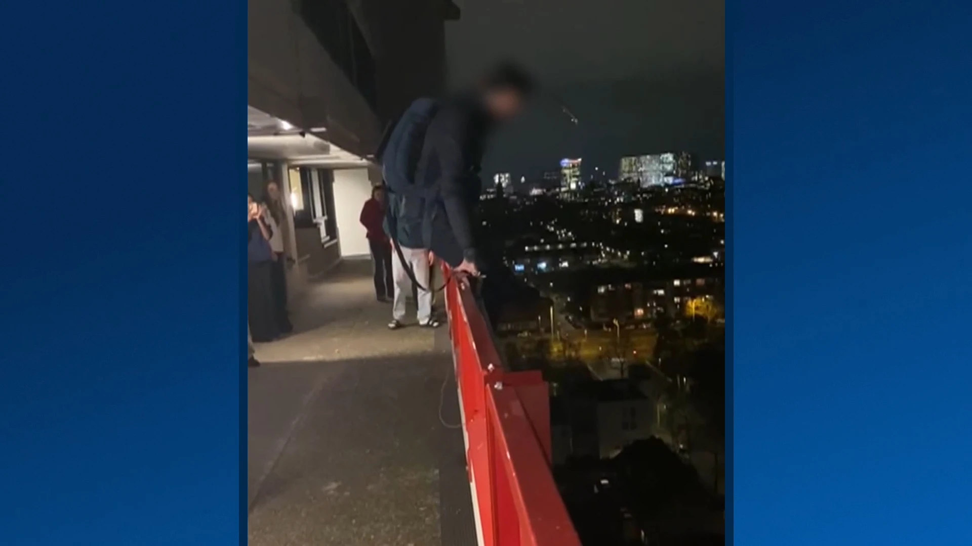 Basejumper springt van flat in Utrecht terwijl studenten toekijken