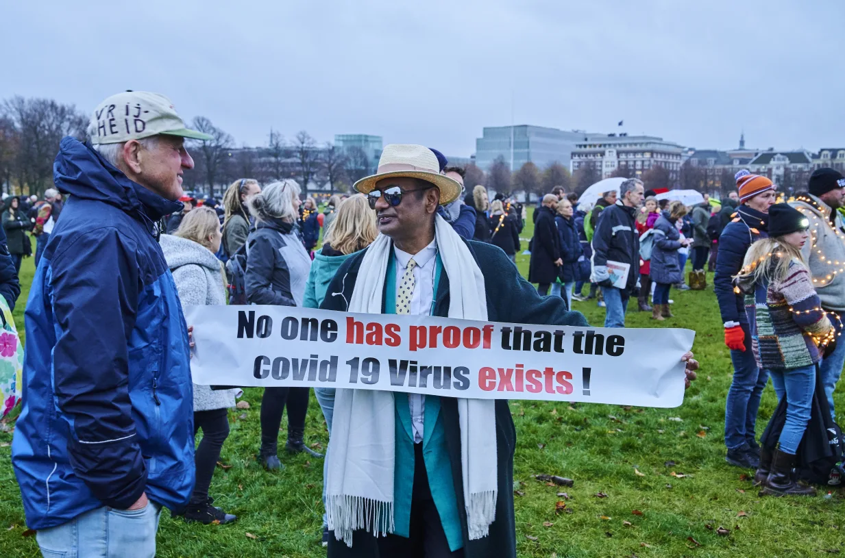 Hoofdofficier justitie: geweld gebruiken normaler door complotdenken