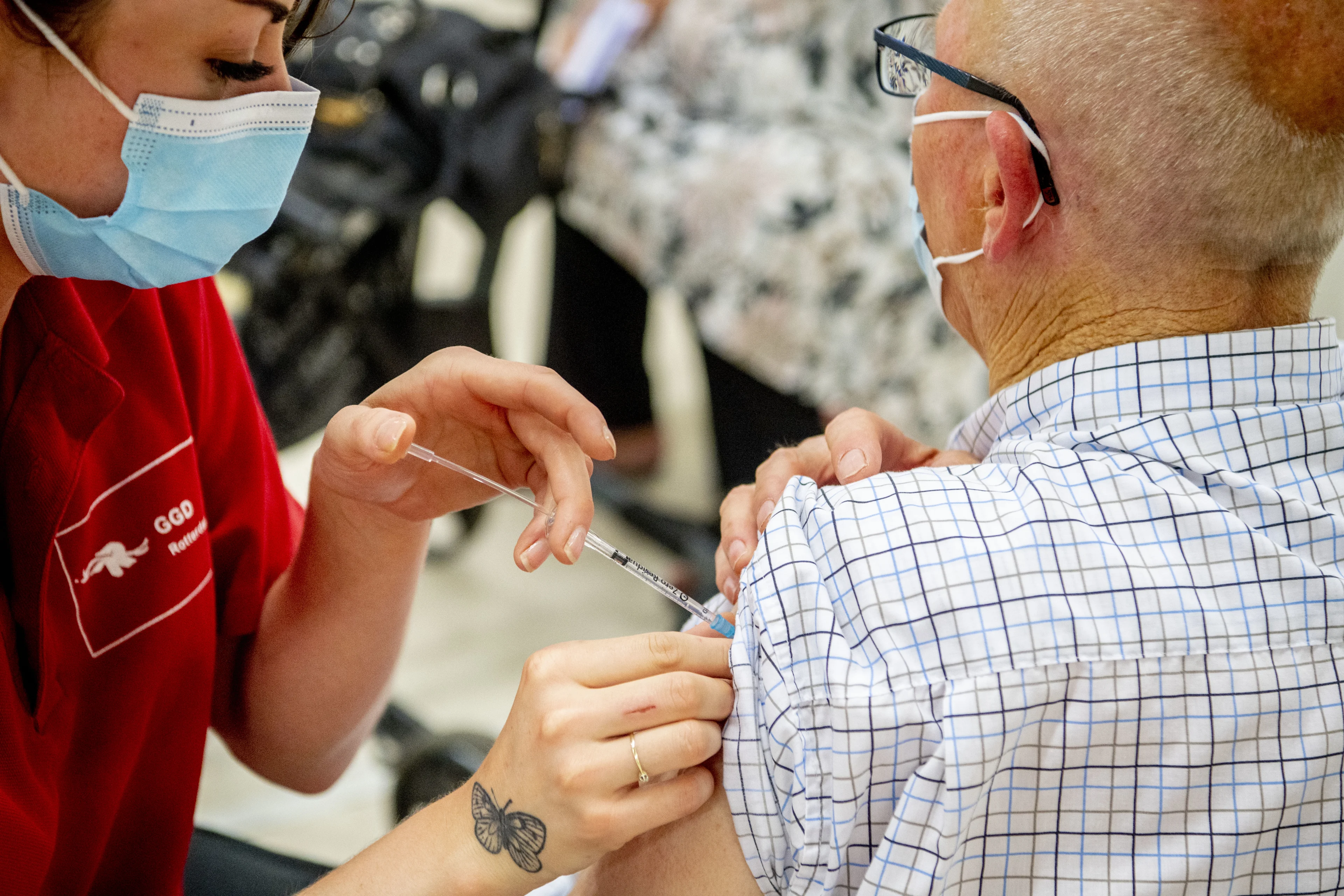 Ziekenhuizen onderzoeken effect derde prik bij kwetsbare patiënt