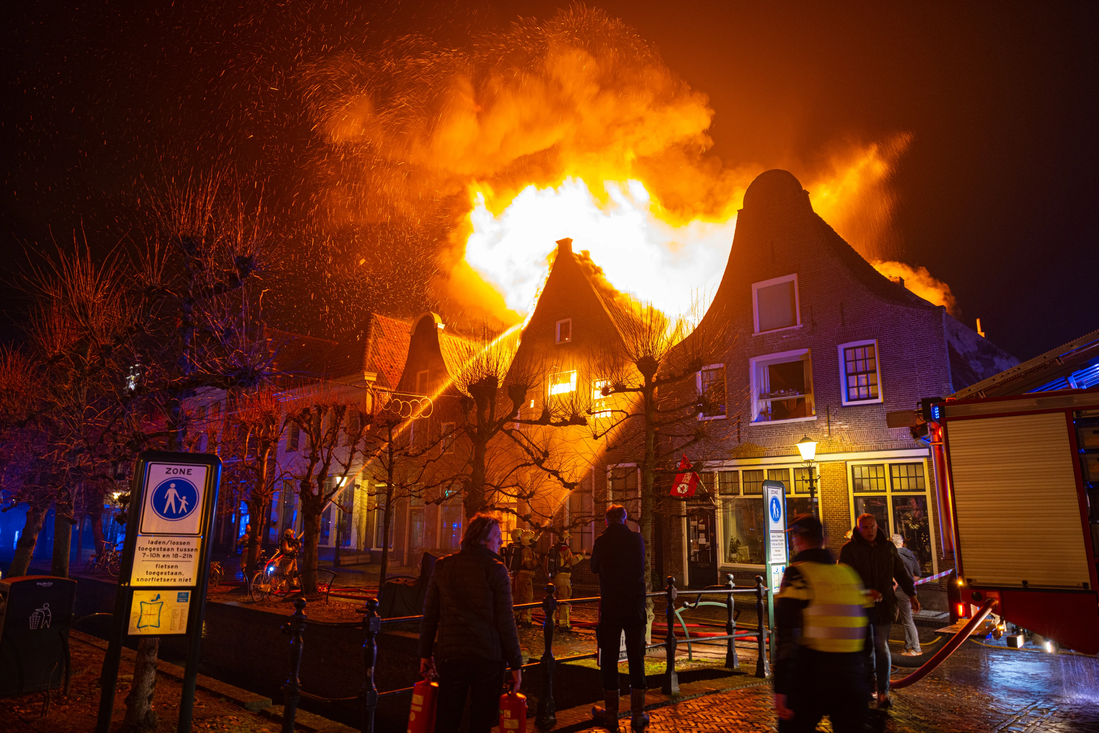 Felle uitslaande brand verwoest historisch pand in centrum Elburg