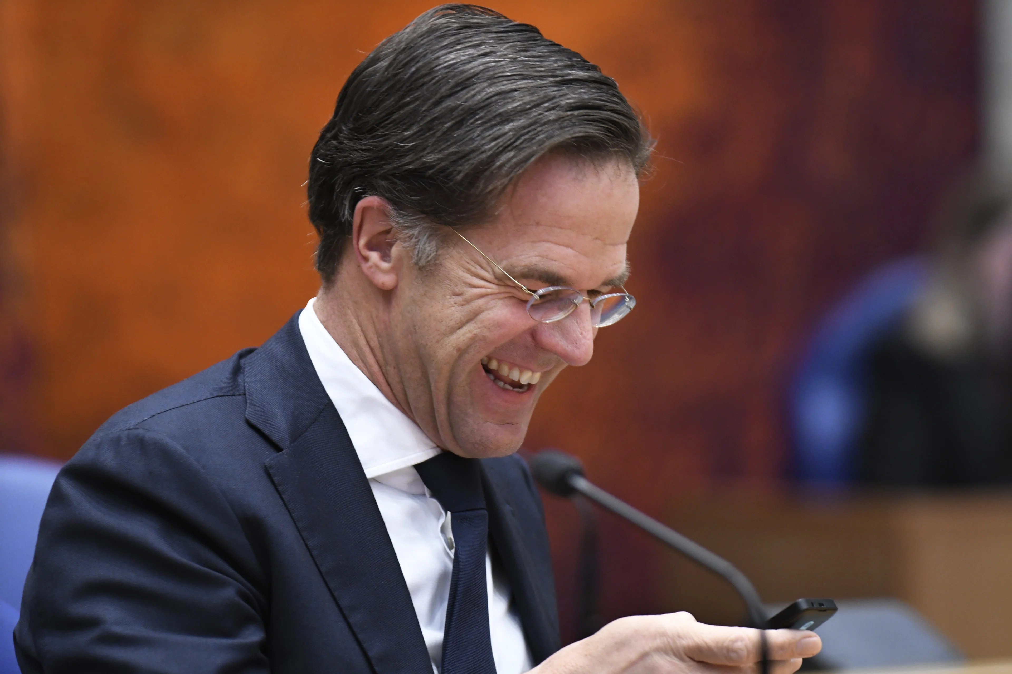 Expert over sms'ende Rutte: 'Niet heel ingewikkeld om die sms'jes mee te lezen'