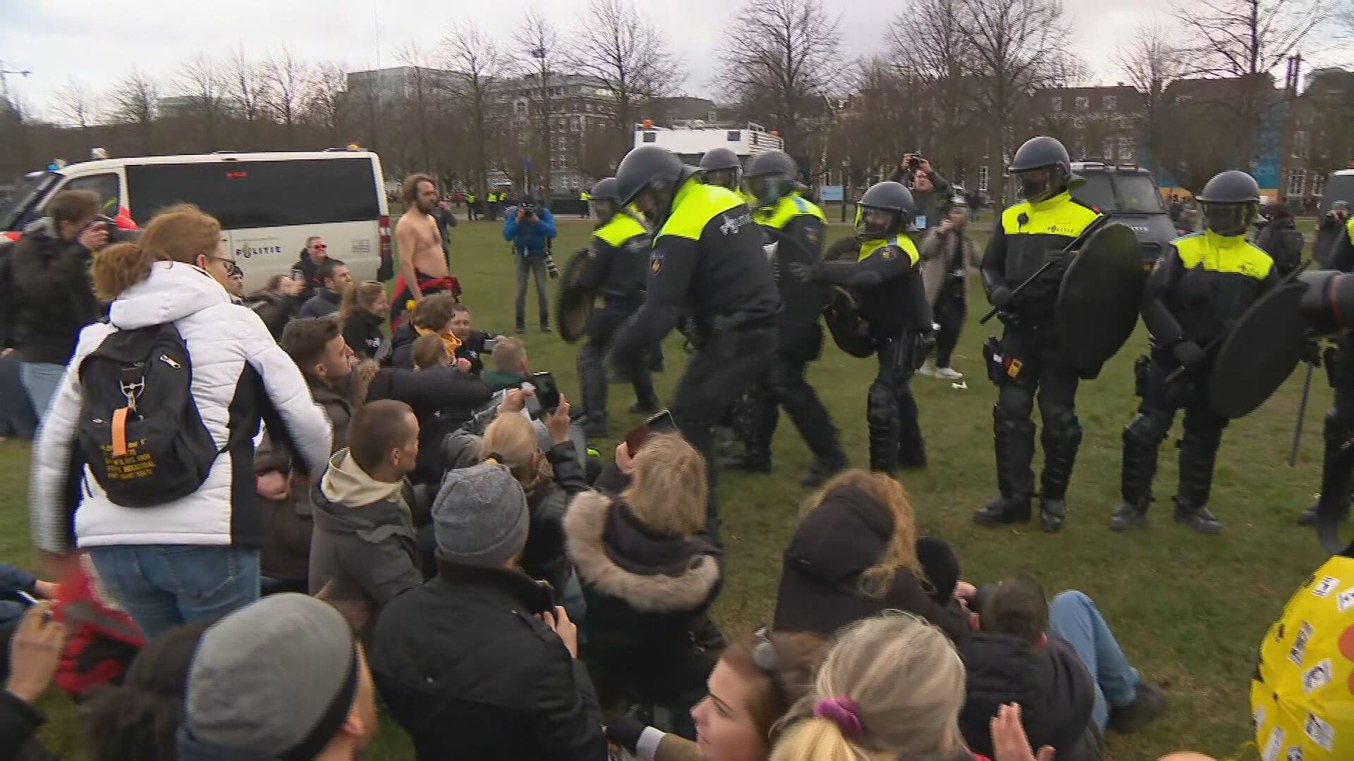 58 mensen aangehouden bij protest Museumplein: 'De driehoek is zeer teleurgesteld'